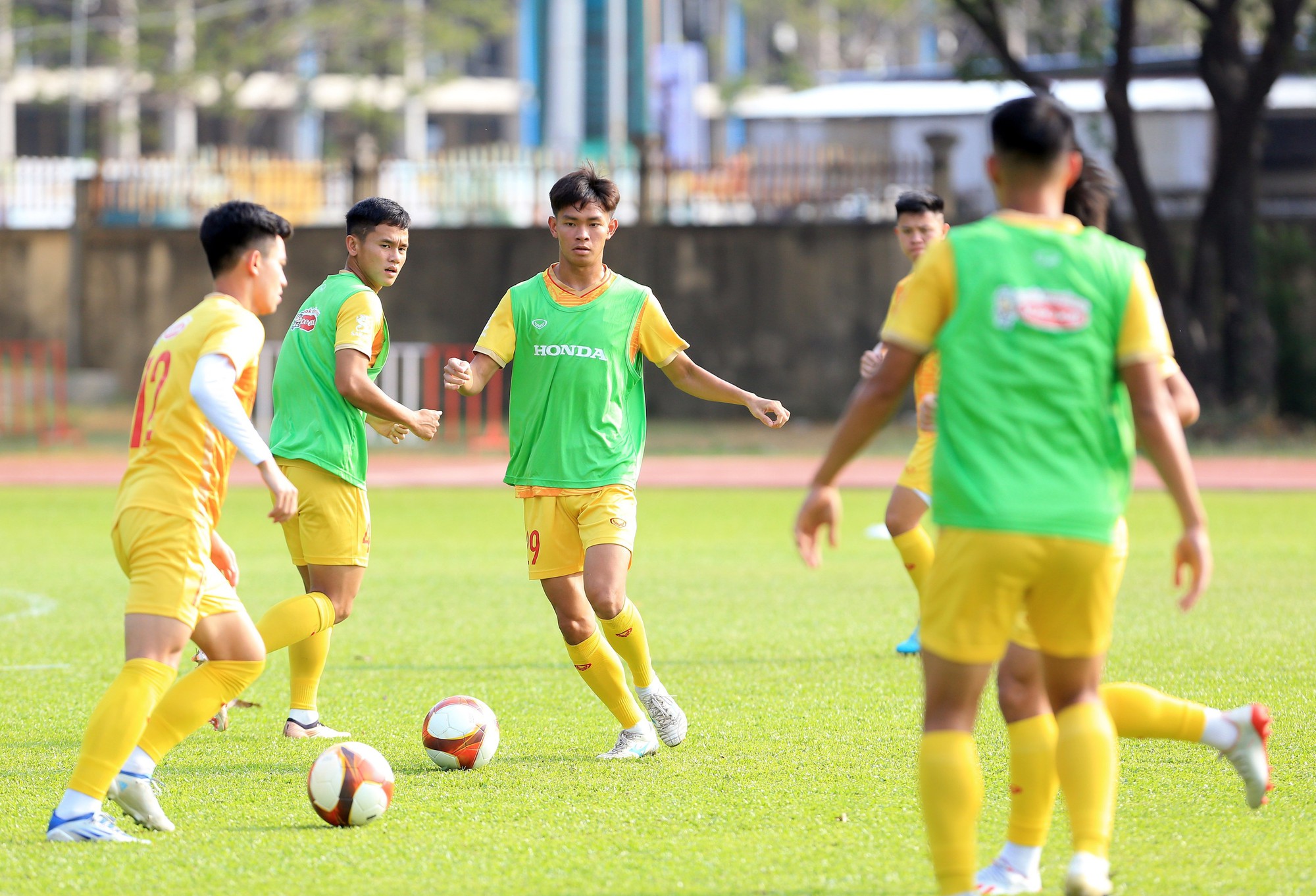 HLV Troussier chốt danh sách U22 Việt Nam dự SEA Games 32: 3 người bị loại là ai? - Ảnh 1.