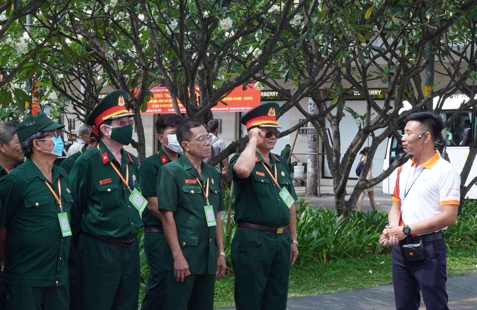 Du khách hào hứng khi lần đầu vào tham quan trụ sở HĐND và UBND TP Hồ Chí Minh - Ảnh 1.