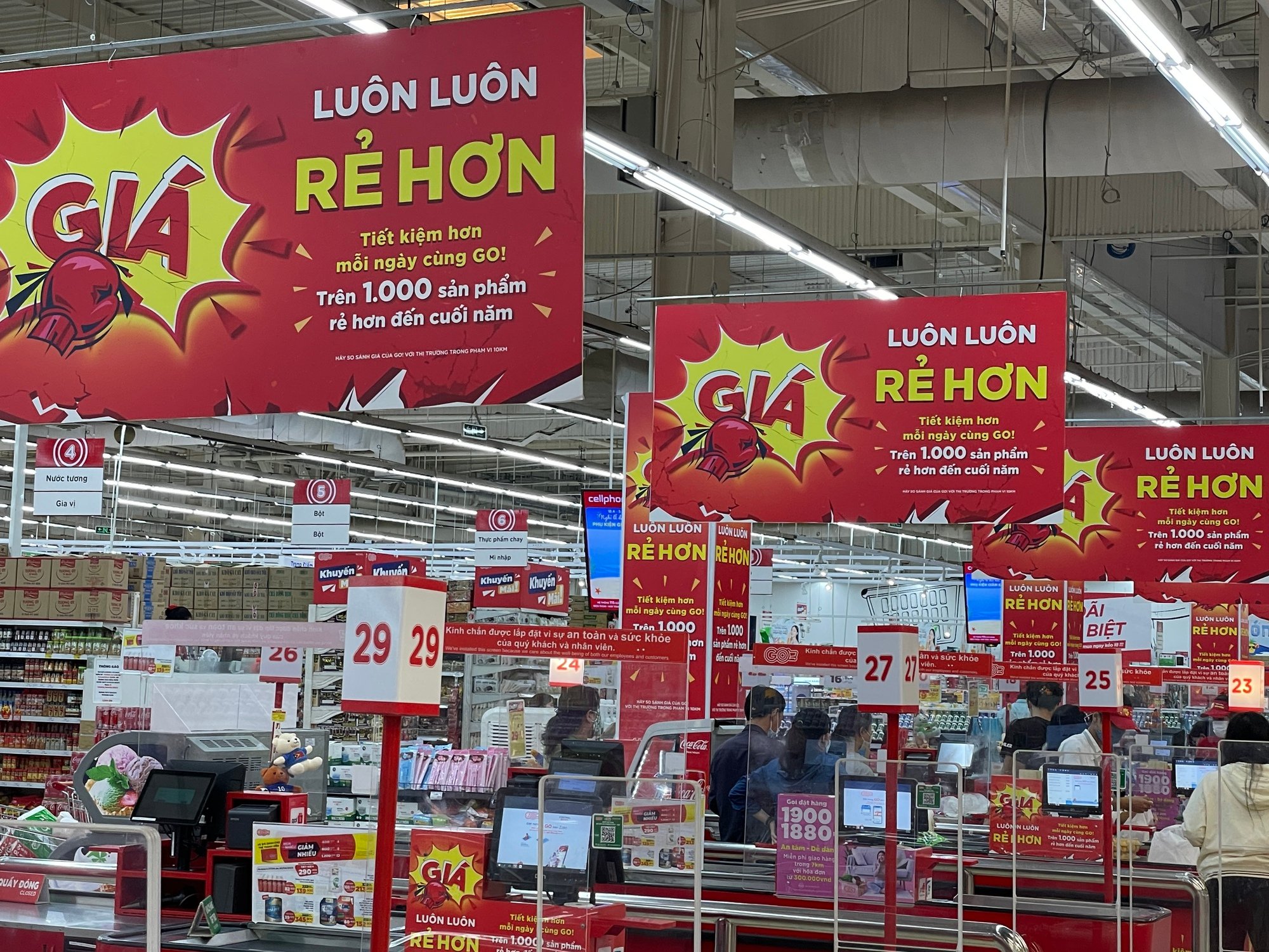 Siêu thị đua khuyến mãi lễ 30/4, giảm giá từ 50%, mua 2 tính tiền 1 hàng nghìn sản phẩm - Ảnh 1.