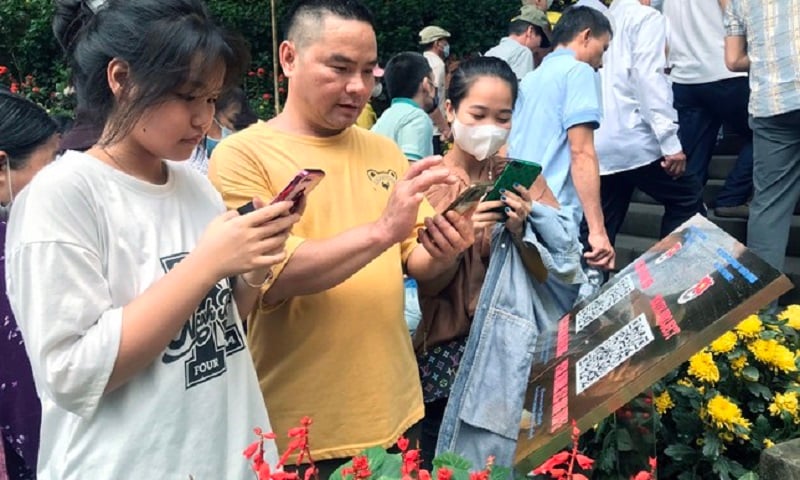 Lần đầu tiên du khách trẩy hội Đền Hùng được quét mã QR, khám phá du lịch số - Ảnh 2.