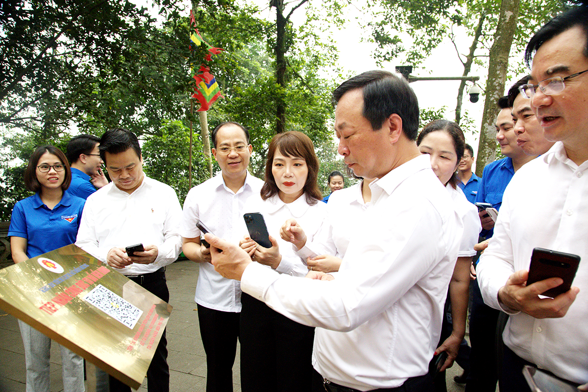 Lần đầu tiên du khách trẩy hội Đền Hùng được quét mã QR, khám phá du lịch số - Ảnh 1.