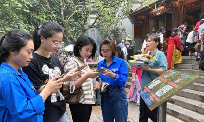 Lần đầu tiên du khách trẩy hội Đền Hùng được quét mã QR, khám phá du lịch số - Ảnh 3.