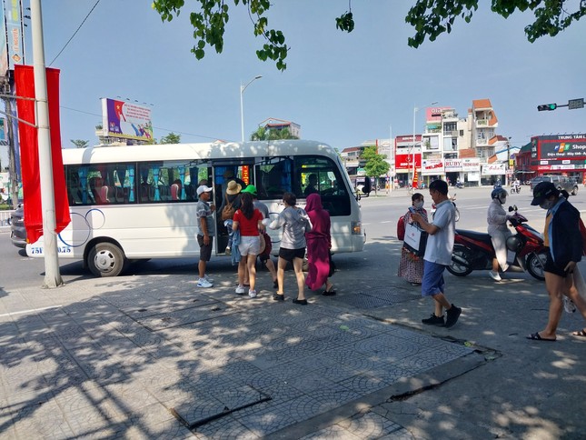Làm rõ việc trường THPT tự ý cho học sinh nghỉ lễ sớm, ‘ép’ học bù để giáo viên đi chơi biển - Ảnh 2.