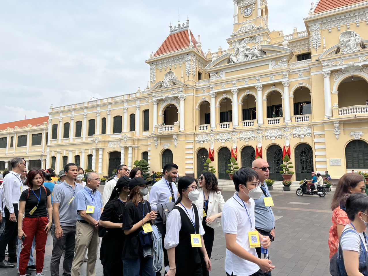 Du khách hào hứng khi lần đầu vào tham quan trụ sở HĐND và UBND TP Hồ Chí Minh - Ảnh 10.