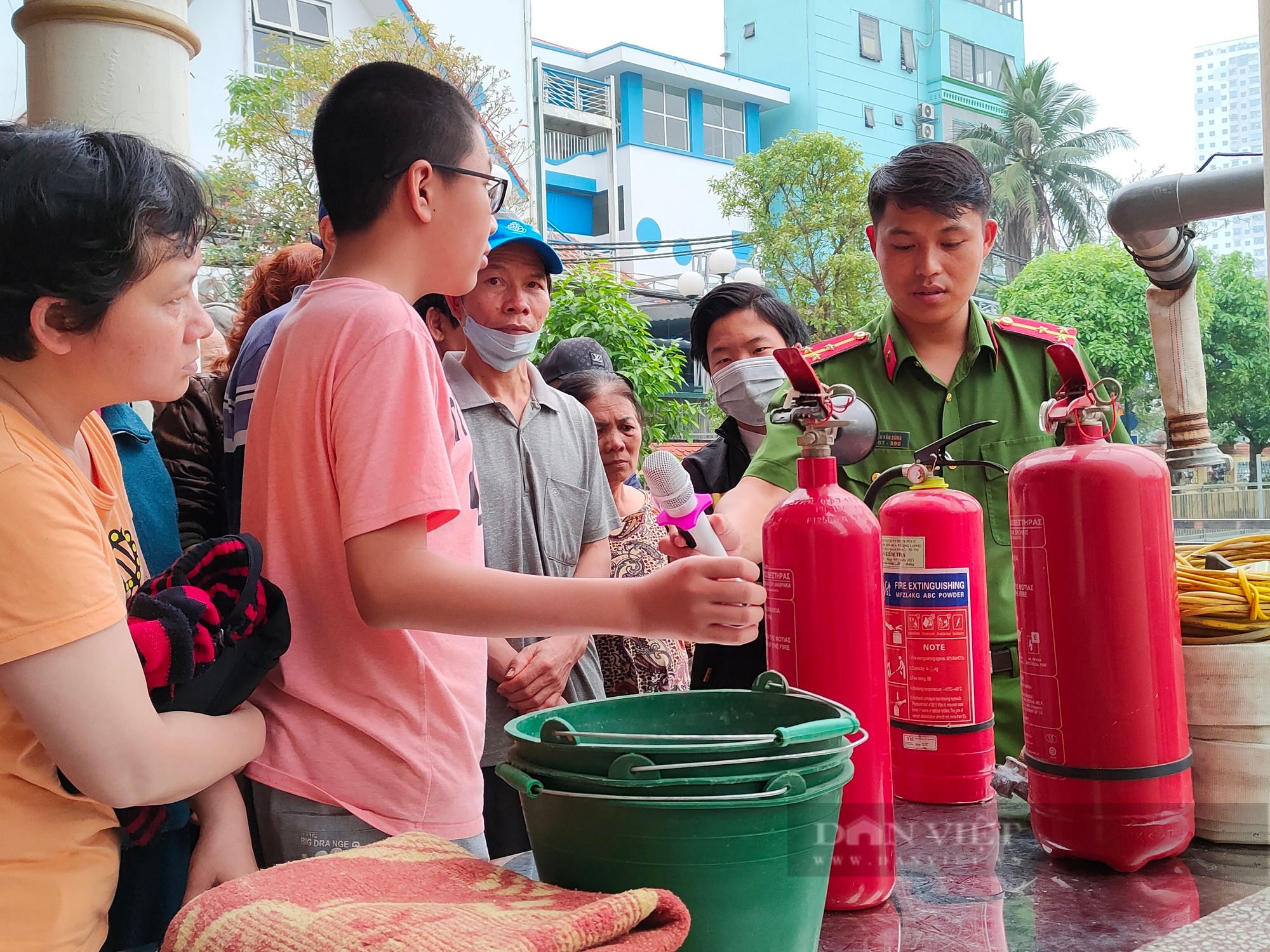 Phường Đại Kim: Vận động mỗi gia đình tự trang bị bình cứu hỏa - Ảnh 2.