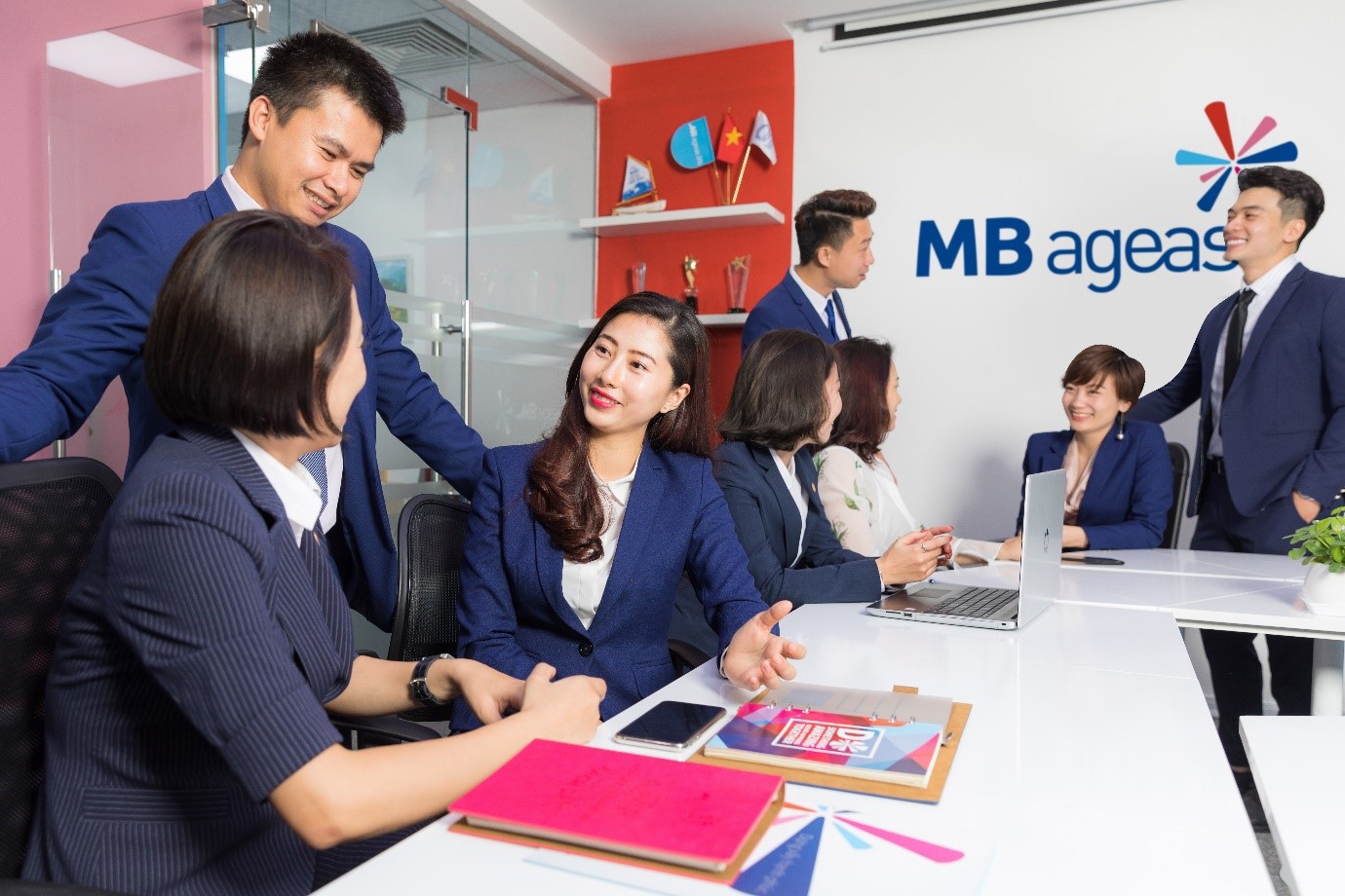 Bán bảo hiểm qua ngân hàng: "Hồi hộp" chờ kết luận thanh tra, lộ diện 10 ngân hàng doanh thu bảo hiểm cao nhất - Ảnh 2. Bán bảo hiểm qua ngân hàng: "Hồi hộp" chờ kết luận thanh tra, lộ diện 10 ngân hàng doanh thu bảo hiểm cao nhất - Ảnh 2.