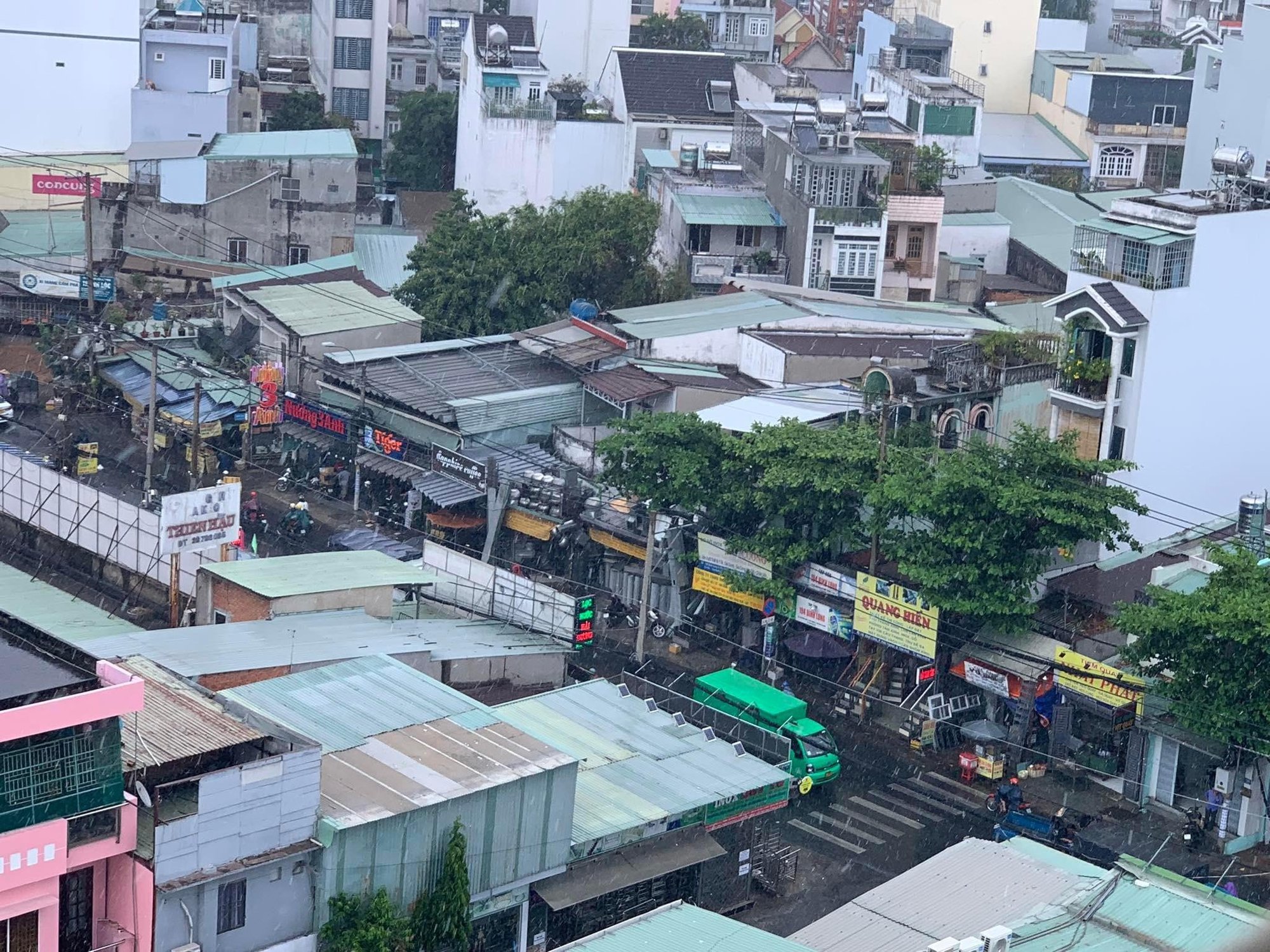 Mưa xuất hiện, sau 2 tháng nắng gắt liên tục tại TP.HCM. - Ảnh 1.