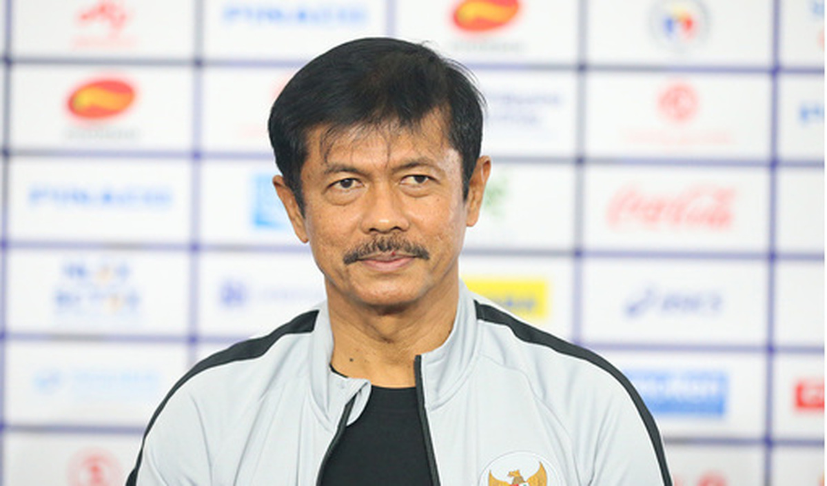 Clip: HLV của U22 Indonesia &quot;do thám&quot; lối chơi các đội bảng B  - Ảnh 1.