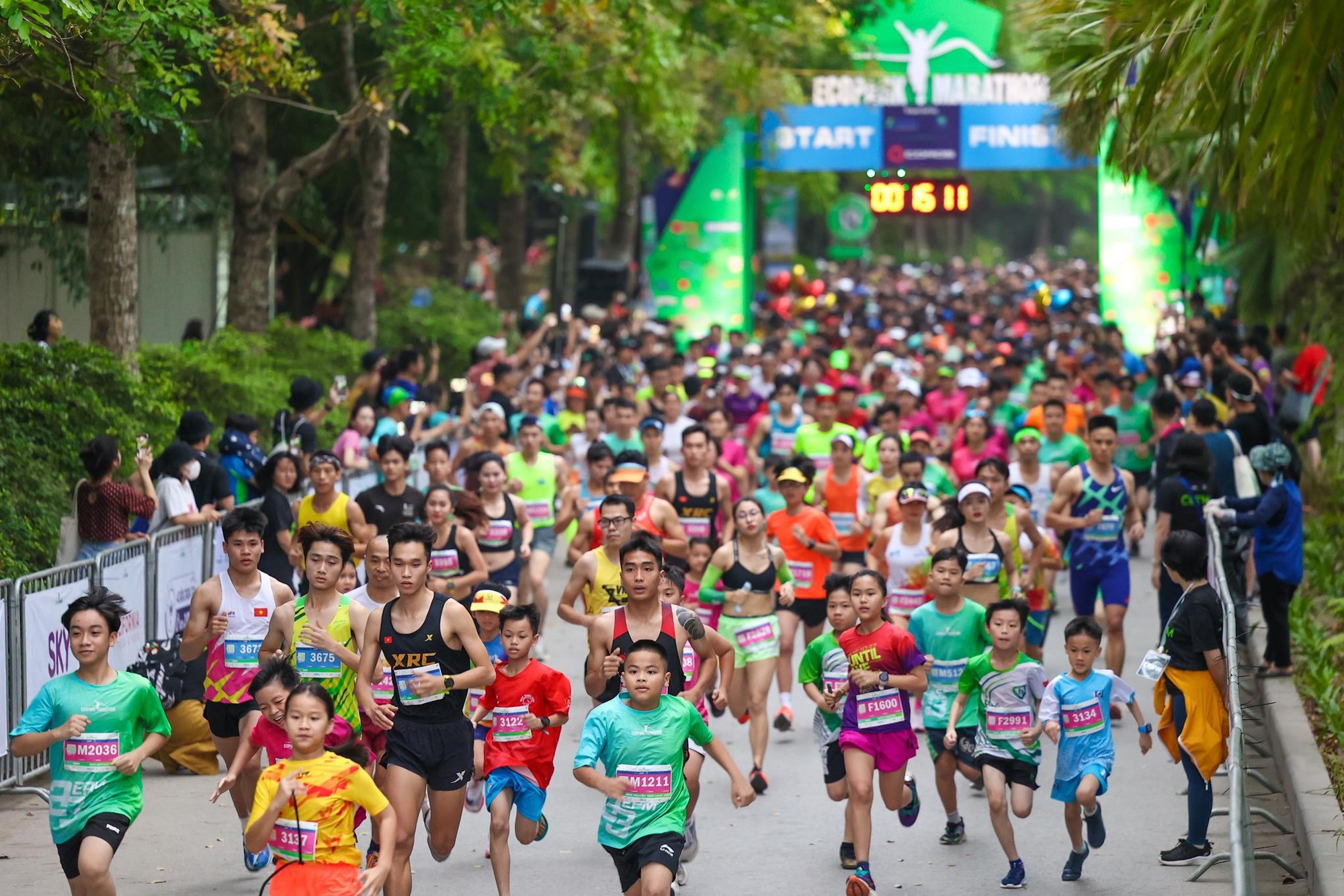 Những khoảnh khắc khó quên trên đường đua Ecopark Marathon 2023  - Ảnh 1.
