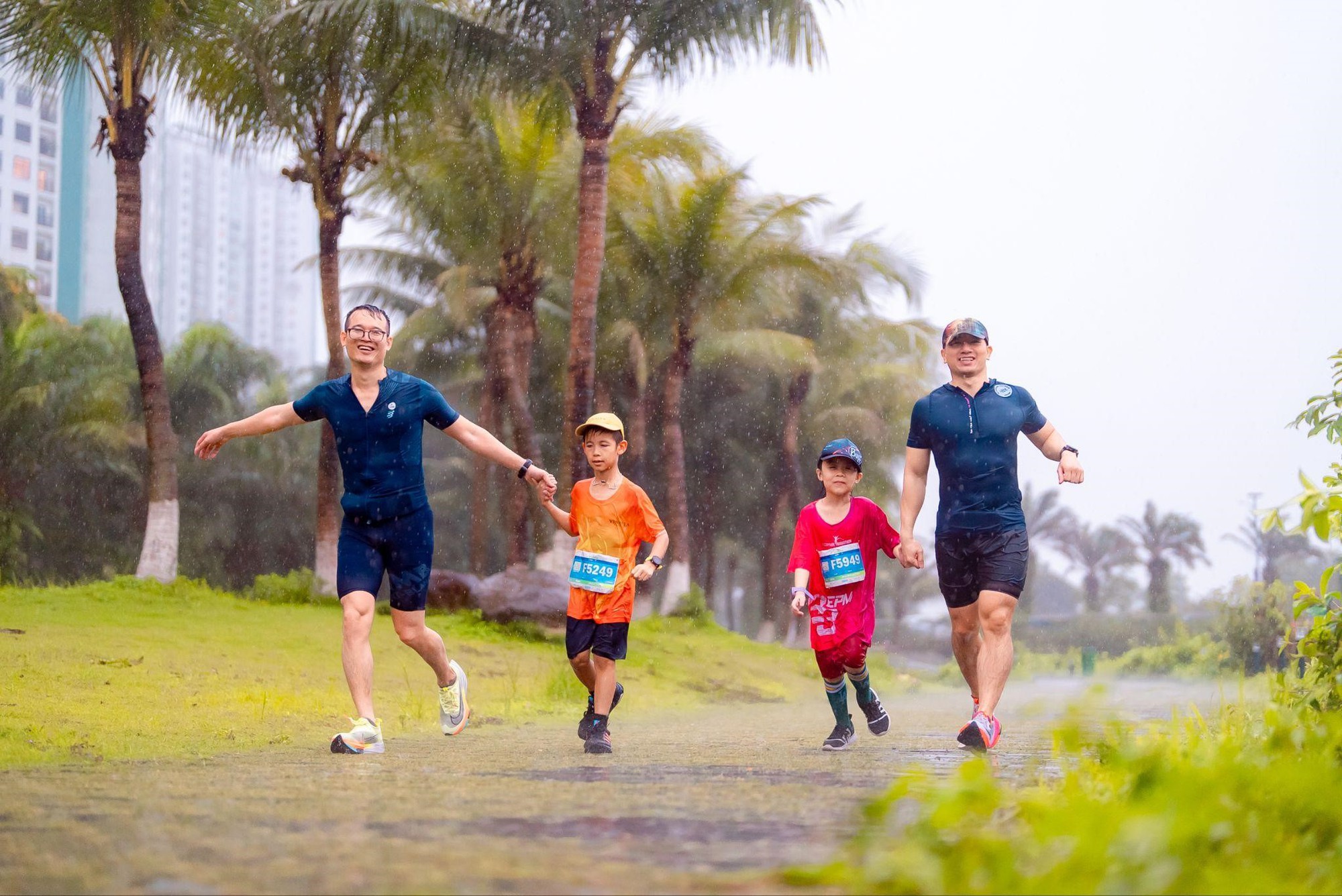 Những khoảnh khắc khó quên trên đường đua Ecopark Marathon 2023  - Ảnh 10.