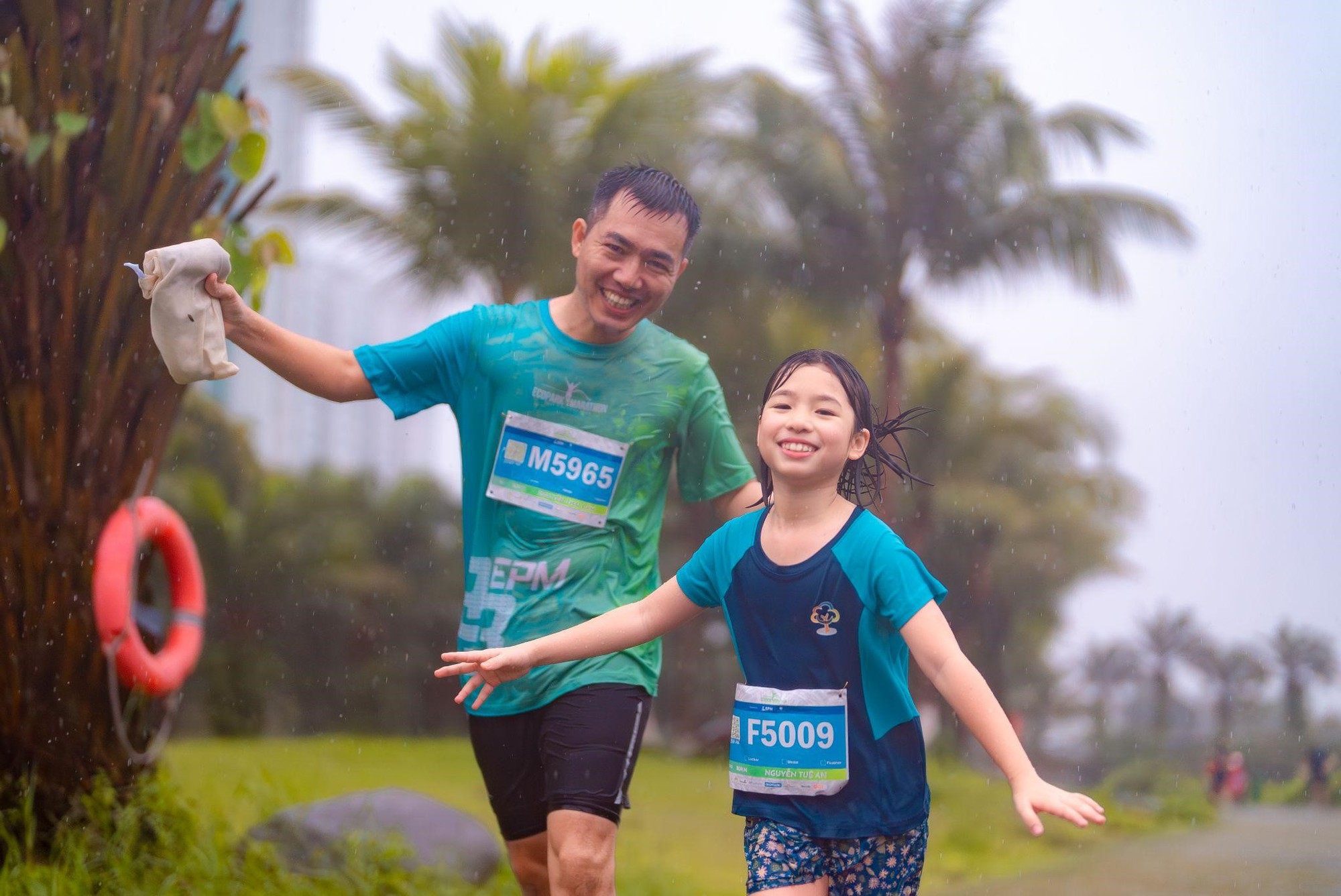 Những khoảnh khắc khó quên trên đường đua Ecopark Marathon 2023  - Ảnh 11.