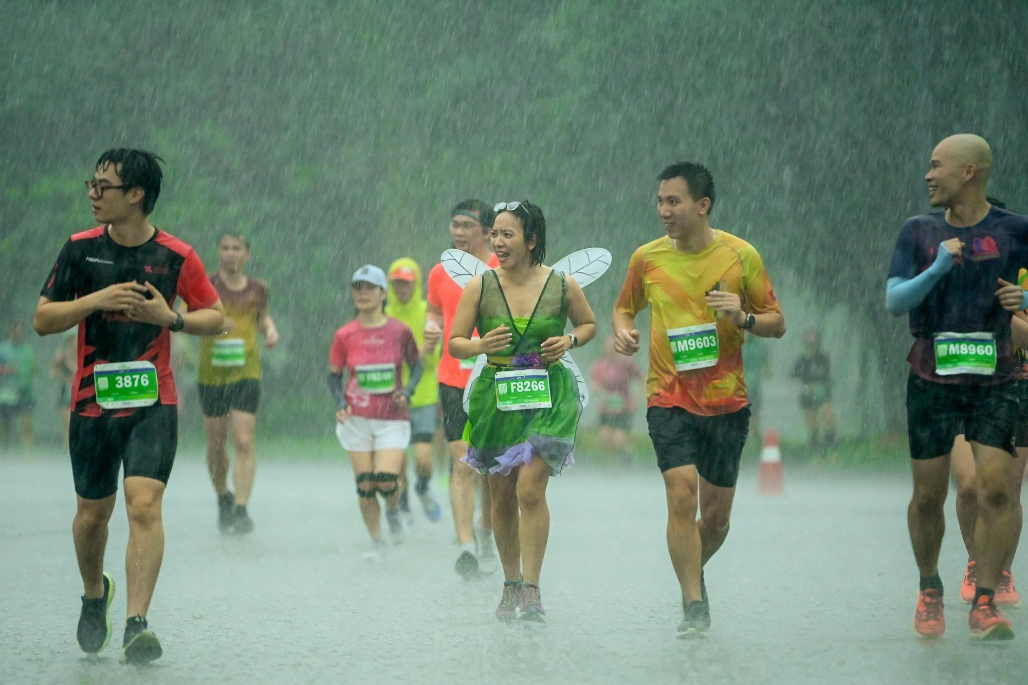 Những khoảnh khắc khó quên trên đường đua Ecopark Marathon 2023  - Ảnh 12.