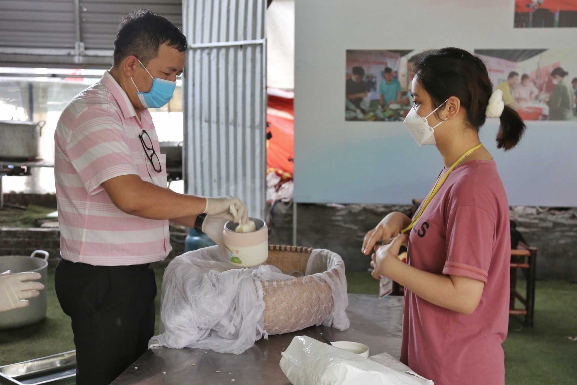 Hơn 6.000 suất cơm yêu thương sẻ chia khó khăn với bệnh nhân nghèo - Ảnh 2.