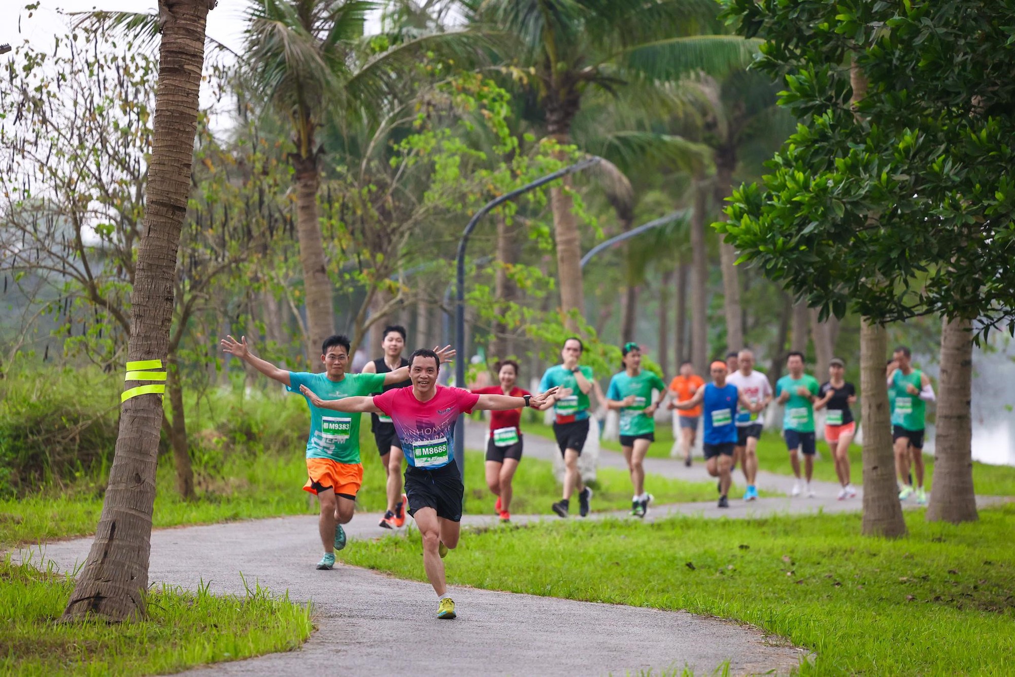 Những khoảnh khắc khó quên trên đường đua Ecopark Marathon 2023  - Ảnh 2.