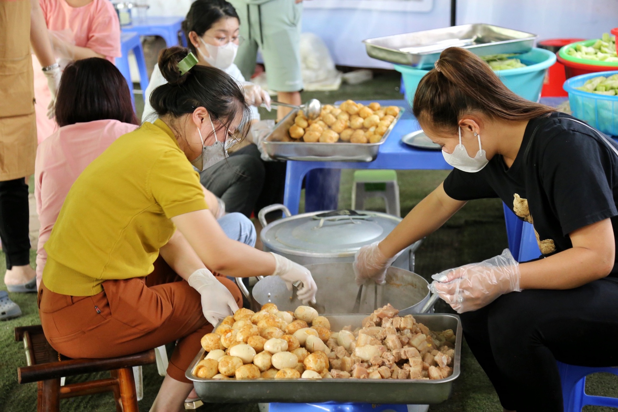 Hơn 6.000 suất cơm yêu thương sẻ chia khó khăn với bệnh nhân nghèo - Ảnh 9.