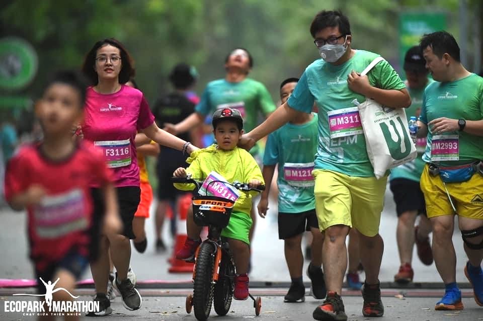 Những khoảnh khắc khó quên trên đường đua Ecopark Marathon 2023  - Ảnh 6.