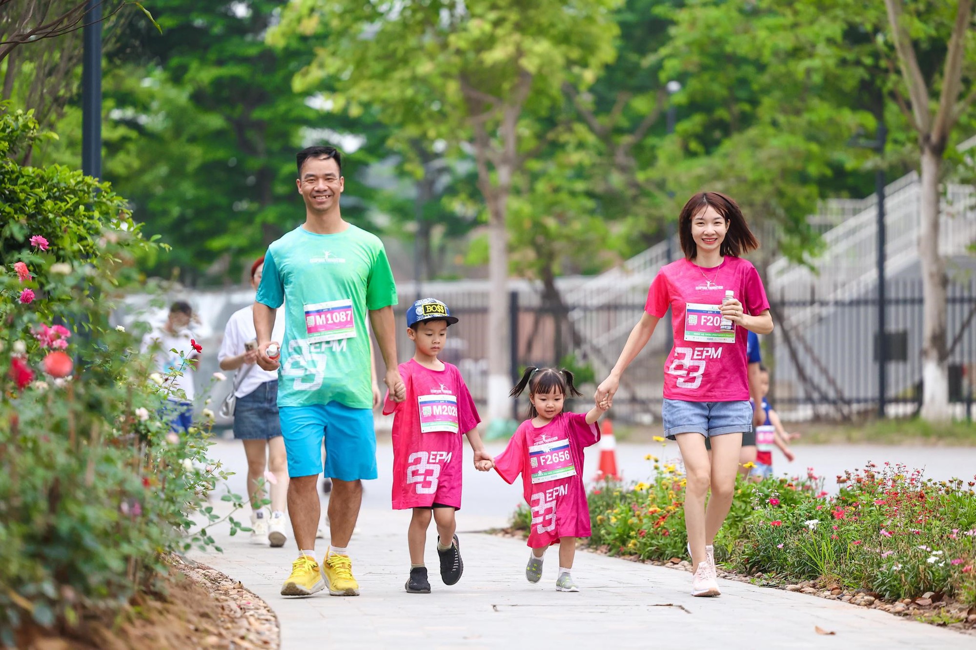 Những khoảnh khắc khó quên trên đường đua Ecopark Marathon 2023  - Ảnh 7.
