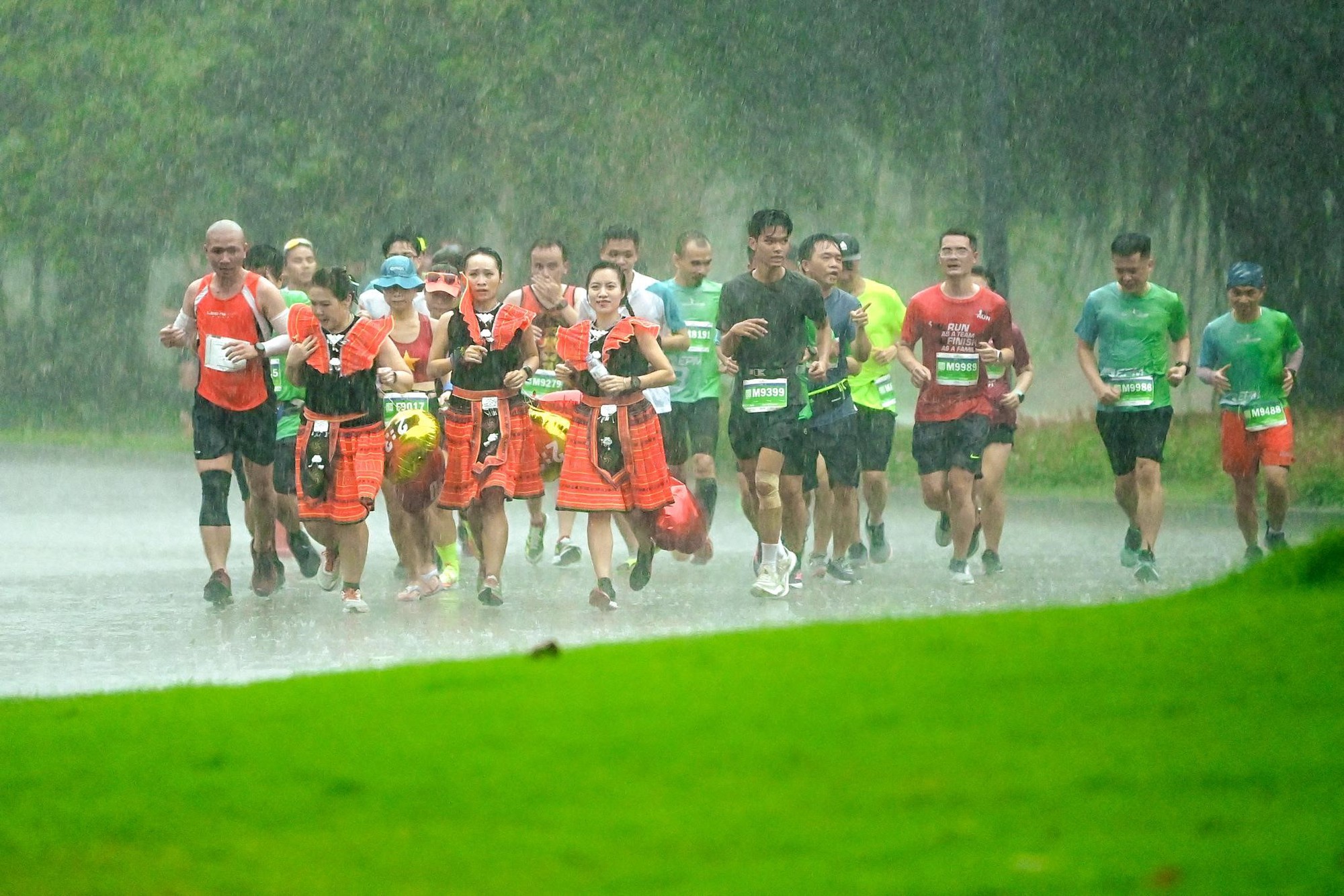Những khoảnh khắc khó quên trên đường đua Ecopark Marathon 2023  - Ảnh 8.