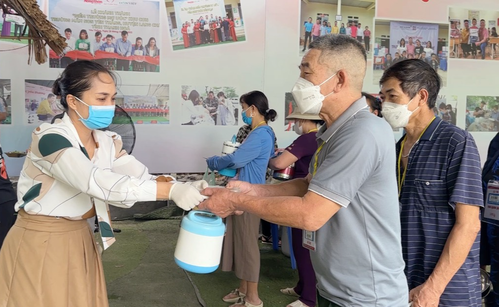 Hơn 6.000 suất cơm yêu thương sẻ chia khó khăn với bệnh nhân nghèo - Ảnh 3.