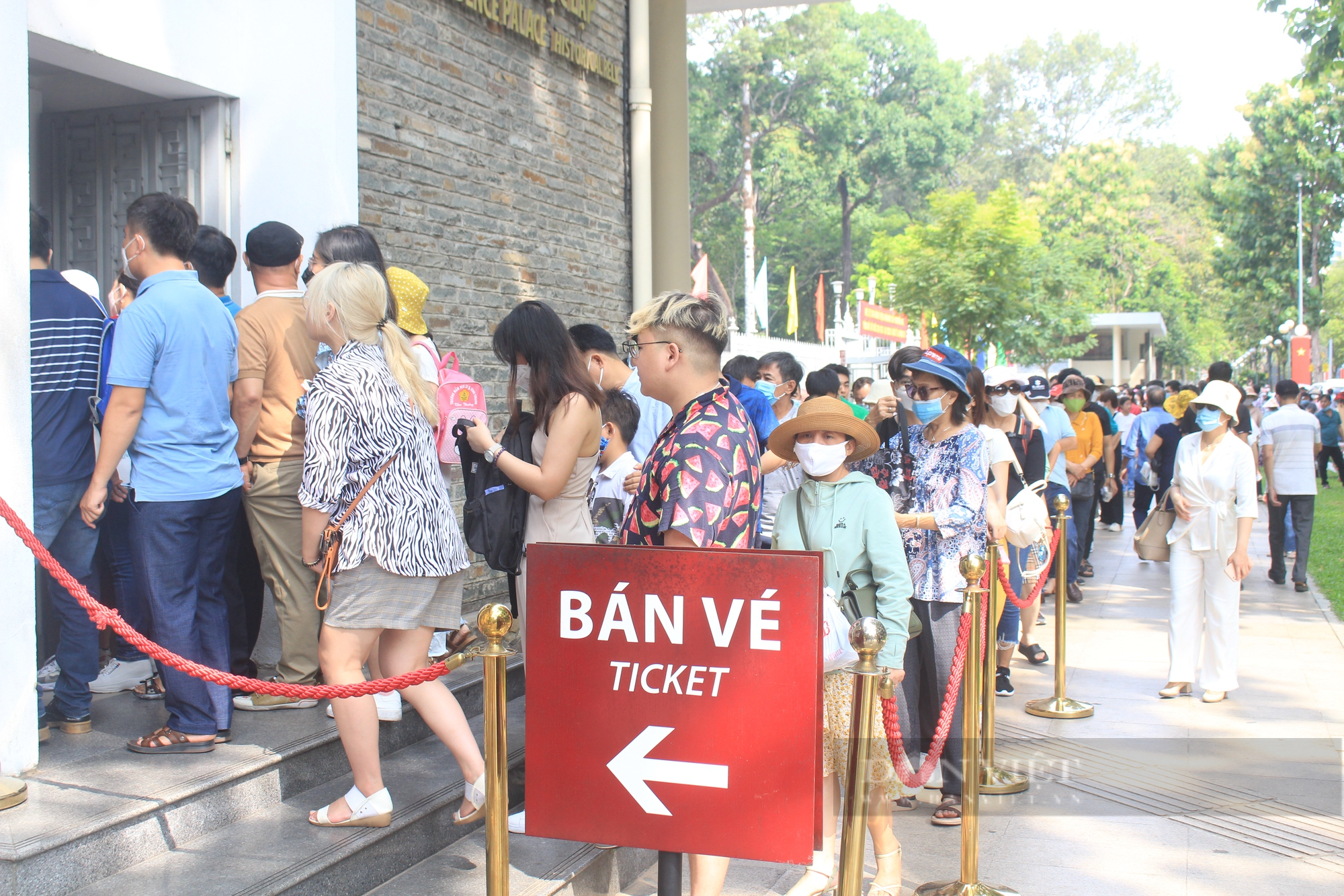 &quot;Biển người&quot; chờ tham quan Dinh Độc Lập ngày 30/4, tới trưa vẫn còn đông nghẹt - Ảnh 2.