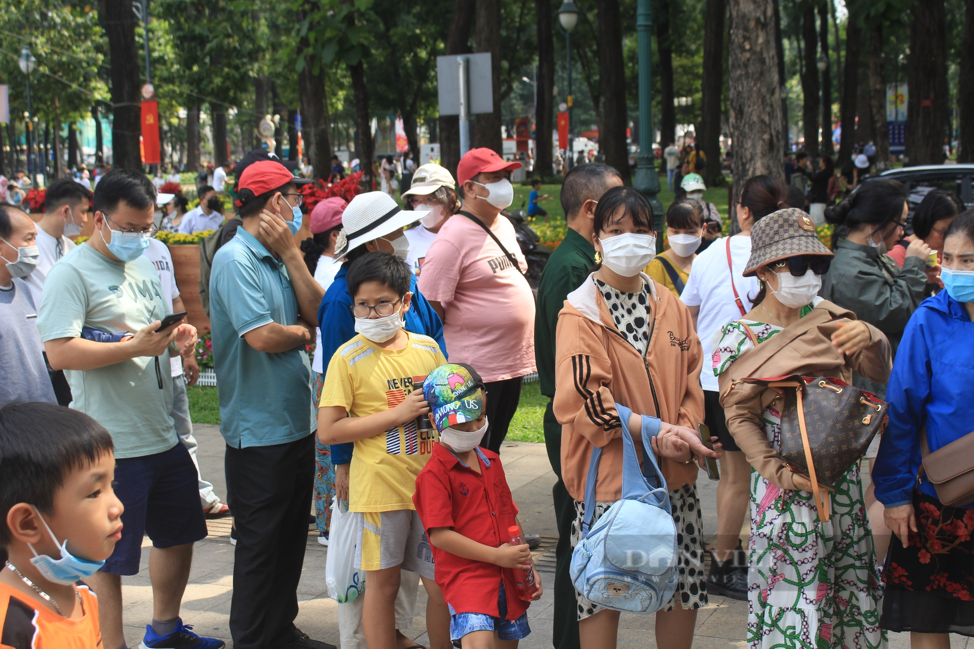 &quot;Biển người&quot; chờ tham quan Dinh Độc Lập ngày 30/4, tới trưa vẫn còn đông nghẹt - Ảnh 4.