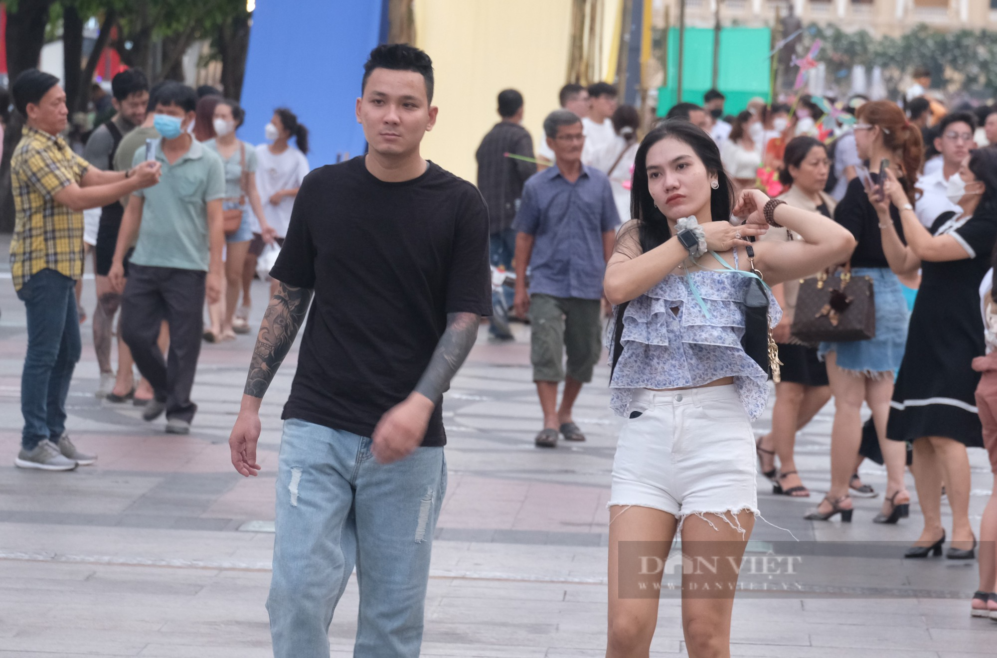 Trước thời khắc bắn pháo hoa chào mừng lễ 30/4: Hàng trăm người dân phấn khởi tập trung tại Công viên bến Bạch Đằng - Ảnh 3.