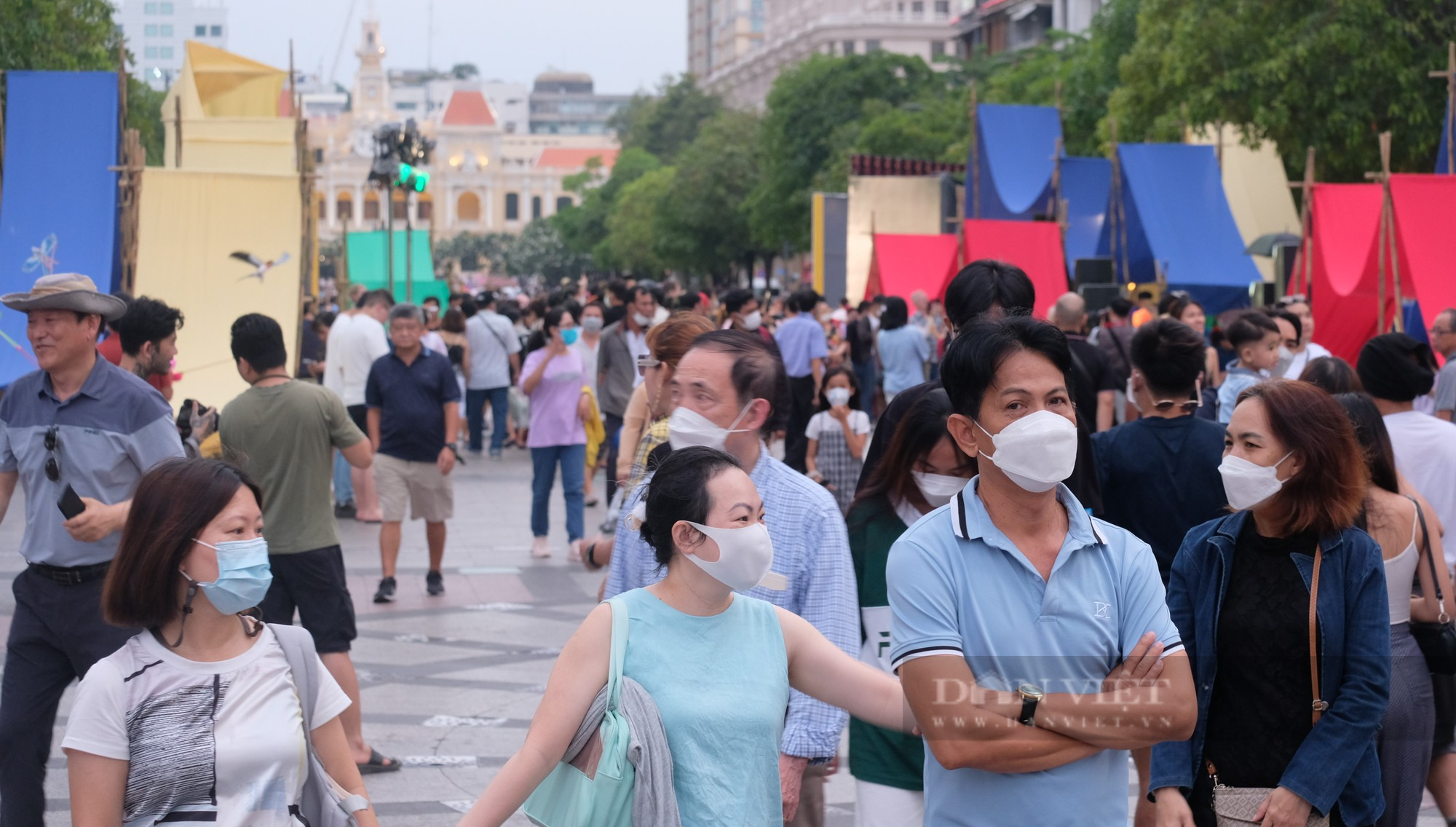 Trước thời khắc bắn pháo hoa chào mừng lễ 30/4: Hàng trăm người dân phấn khởi tập trung tại Công viên bến Bạch Đằng - Ảnh 4.