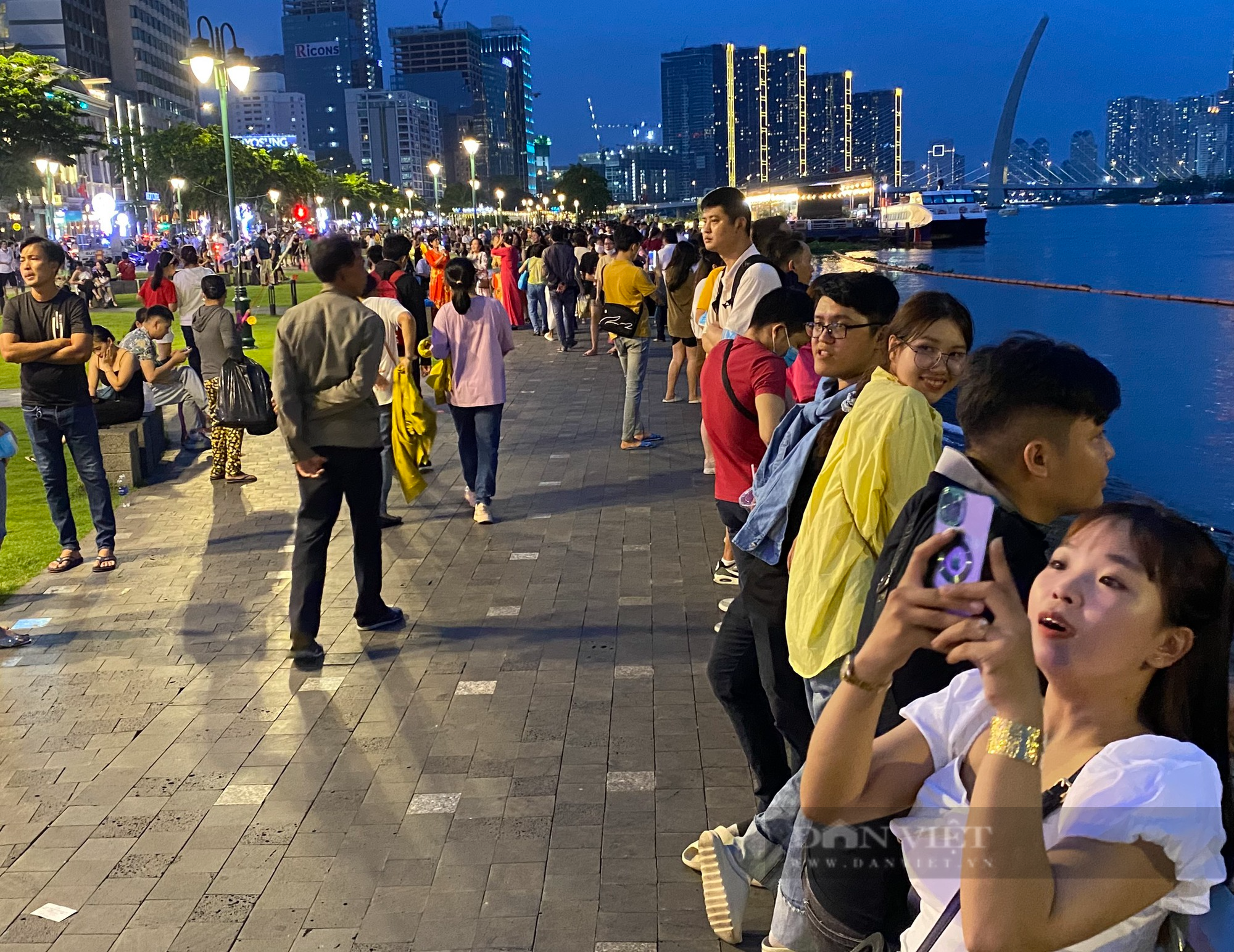 Trước thời khắc bắn pháo hoa chào mừng lễ 30/4: Hàng trăm người dân phấn khởi tập trung tại Công viên bến Bạch Đằng - Ảnh 5.