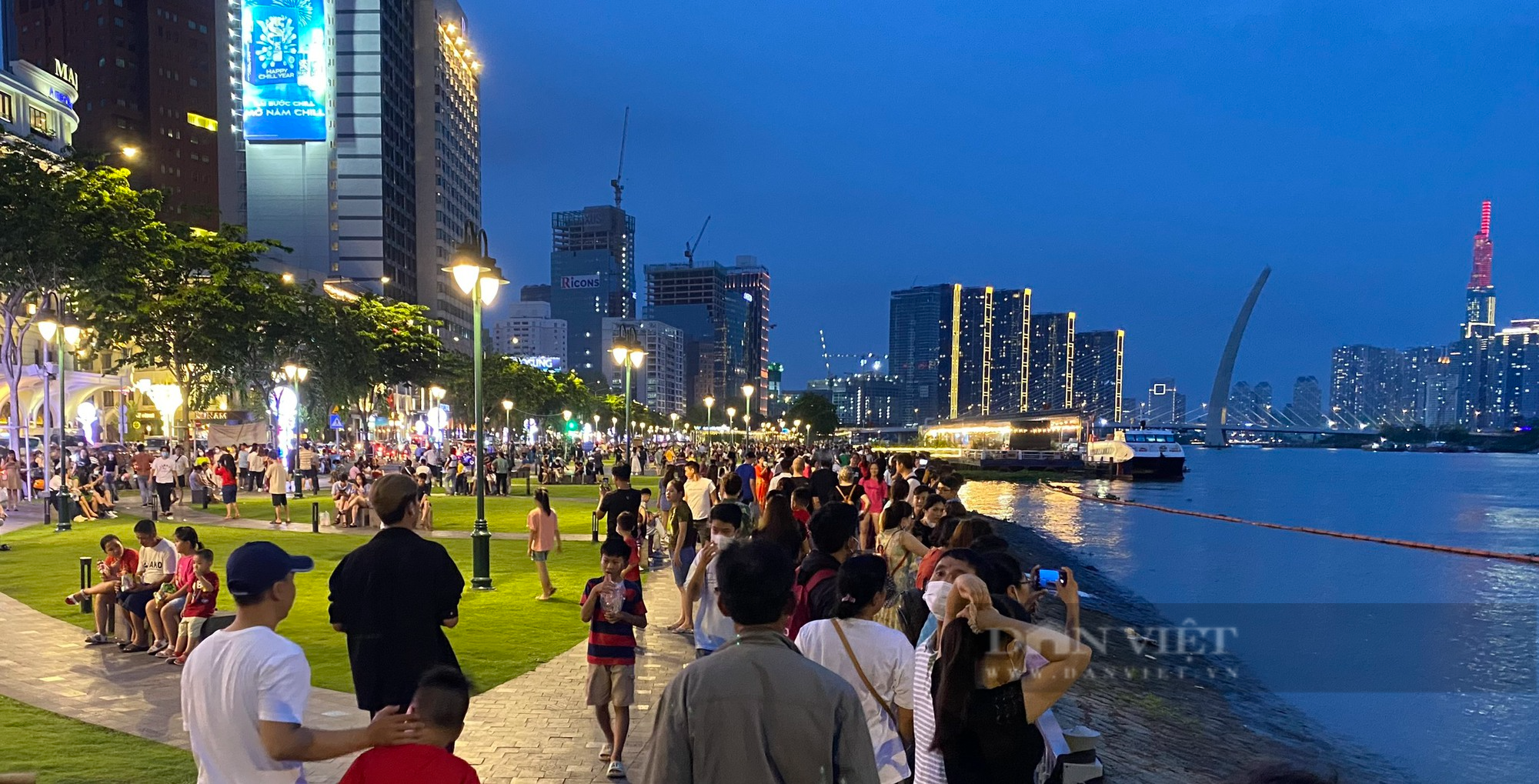 Trước thời khắc bắn pháo hoa chào mừng lễ 30/4: Hàng trăm người dân phấn khởi tập trung tại Công viên bến Bạch Đằng - Ảnh 6.