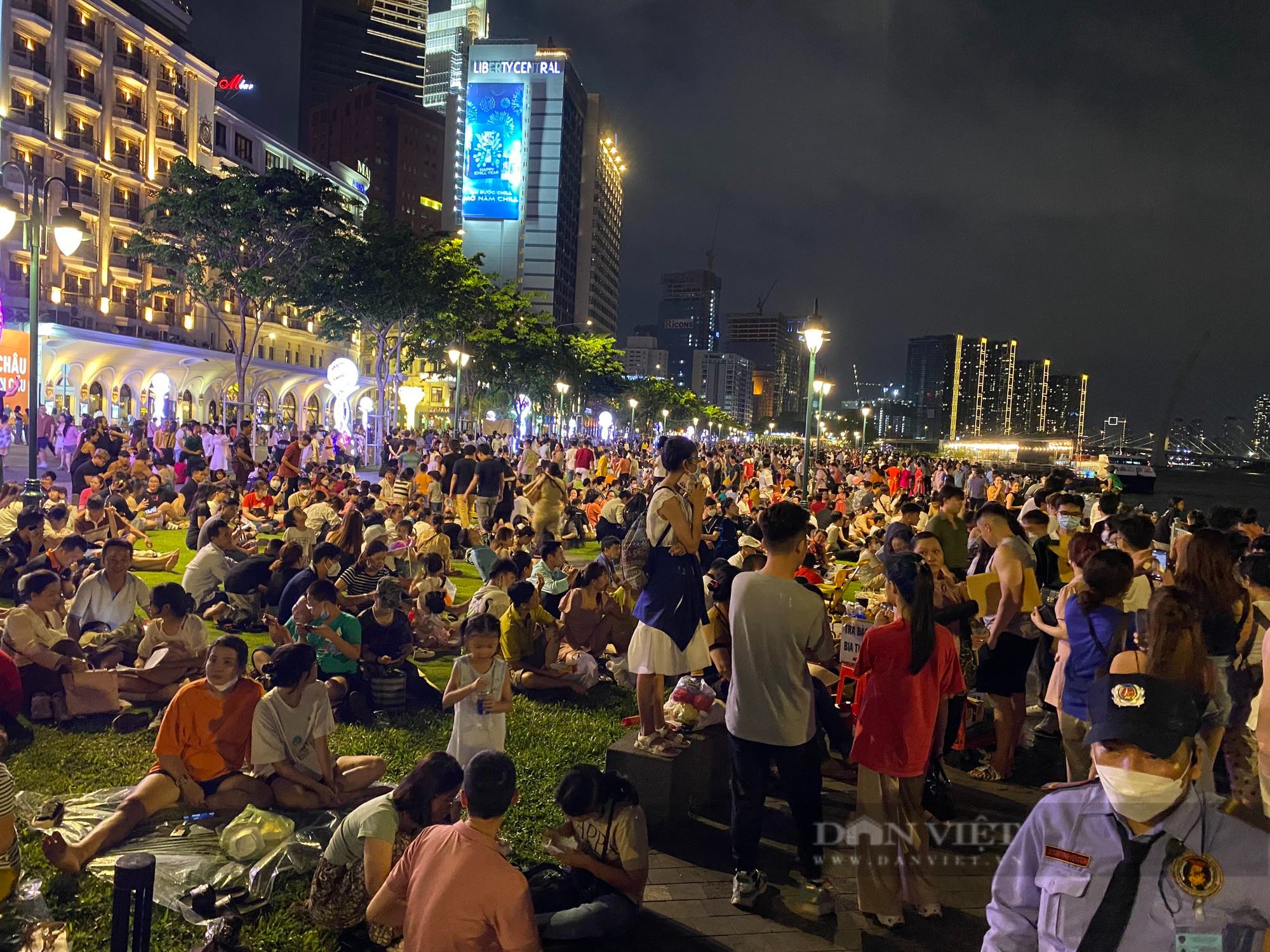 Mãn nhãn trước màn bắn pháo hoa chào mừng lễ 30/4 ở TP.HCM - Ảnh 3.