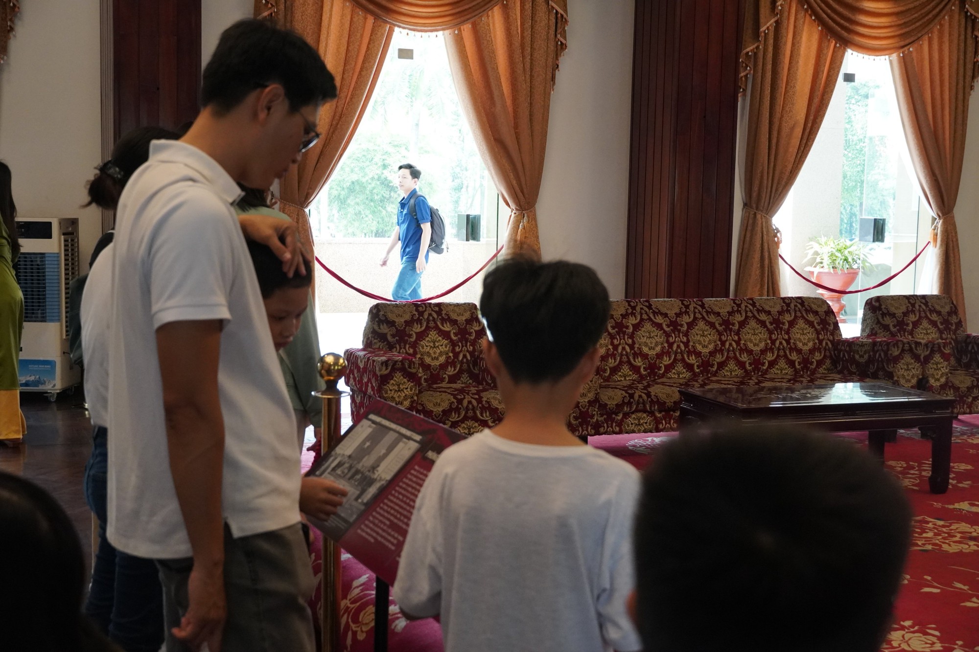 &quot;Biển người&quot; chờ tham quan Dinh Độc Lập ngày 30/4, tới trưa vẫn còn đông nghẹt - Ảnh 8.