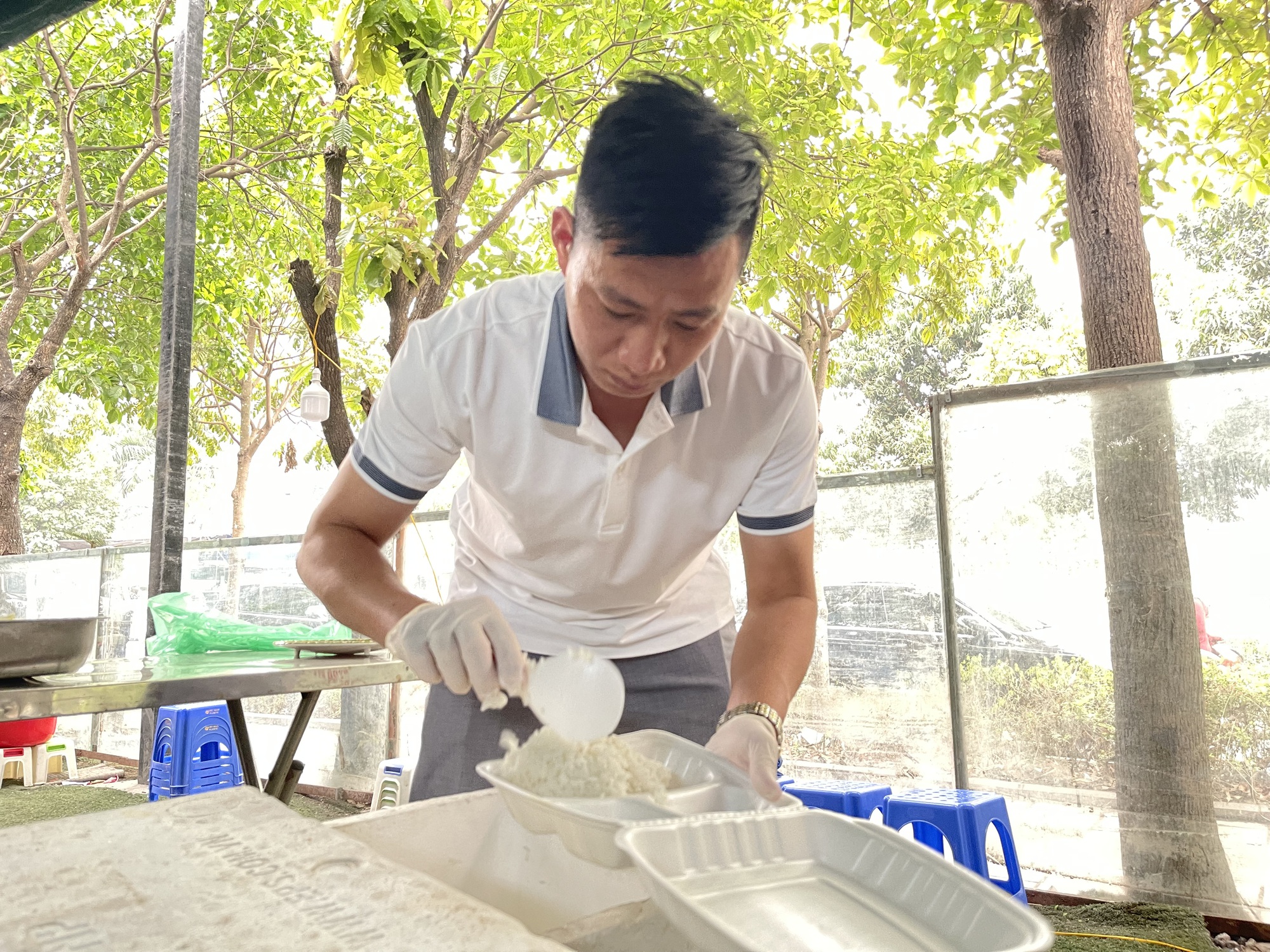 Hơn 6.000 suất cơm yêu thương sẻ chia khó khăn với bệnh nhân nghèo - Ảnh 16.