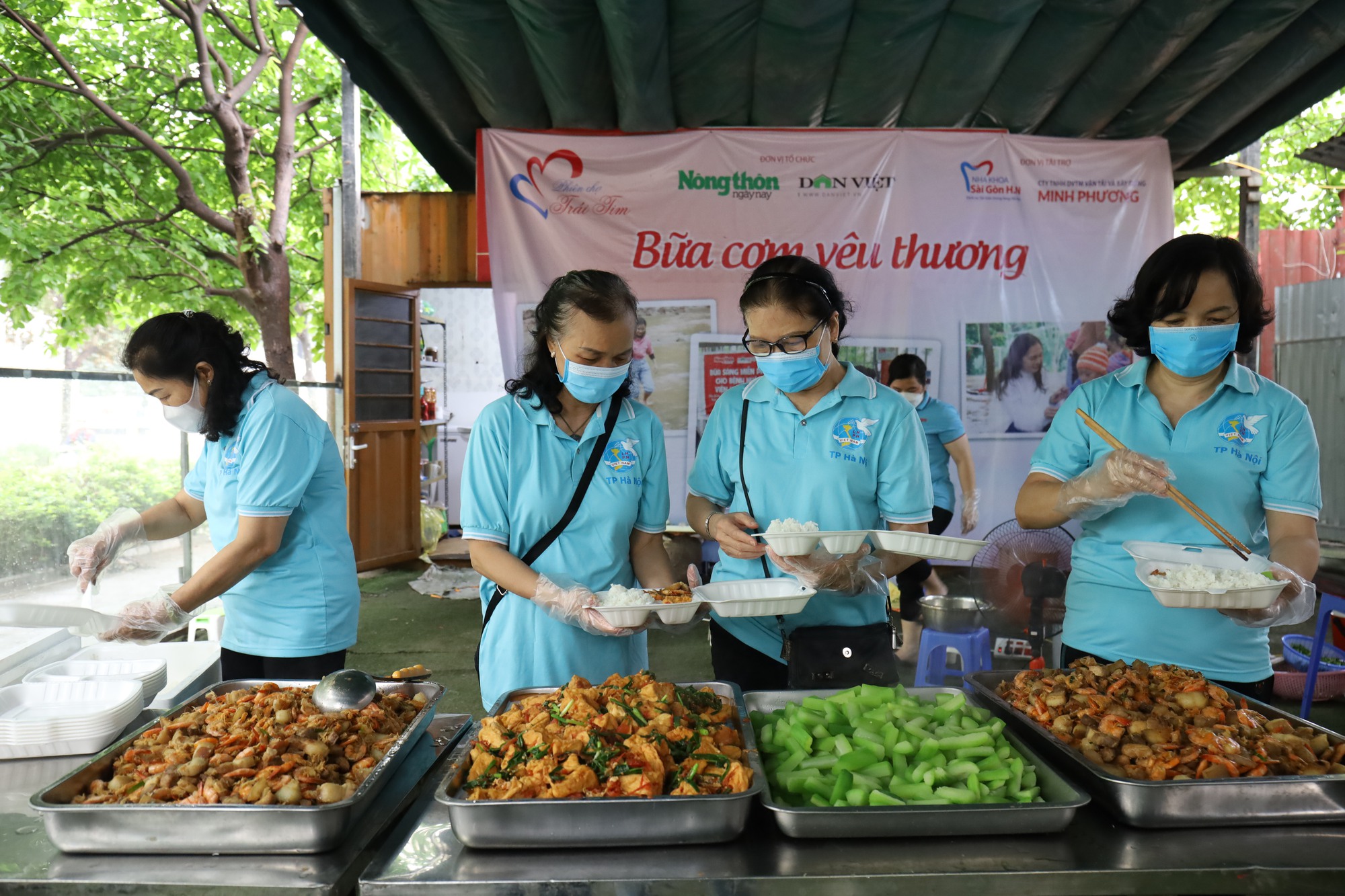 Hơn 6.000 suất cơm yêu thương sẻ chia khó khăn với bệnh nhân nghèo - Ảnh 11.