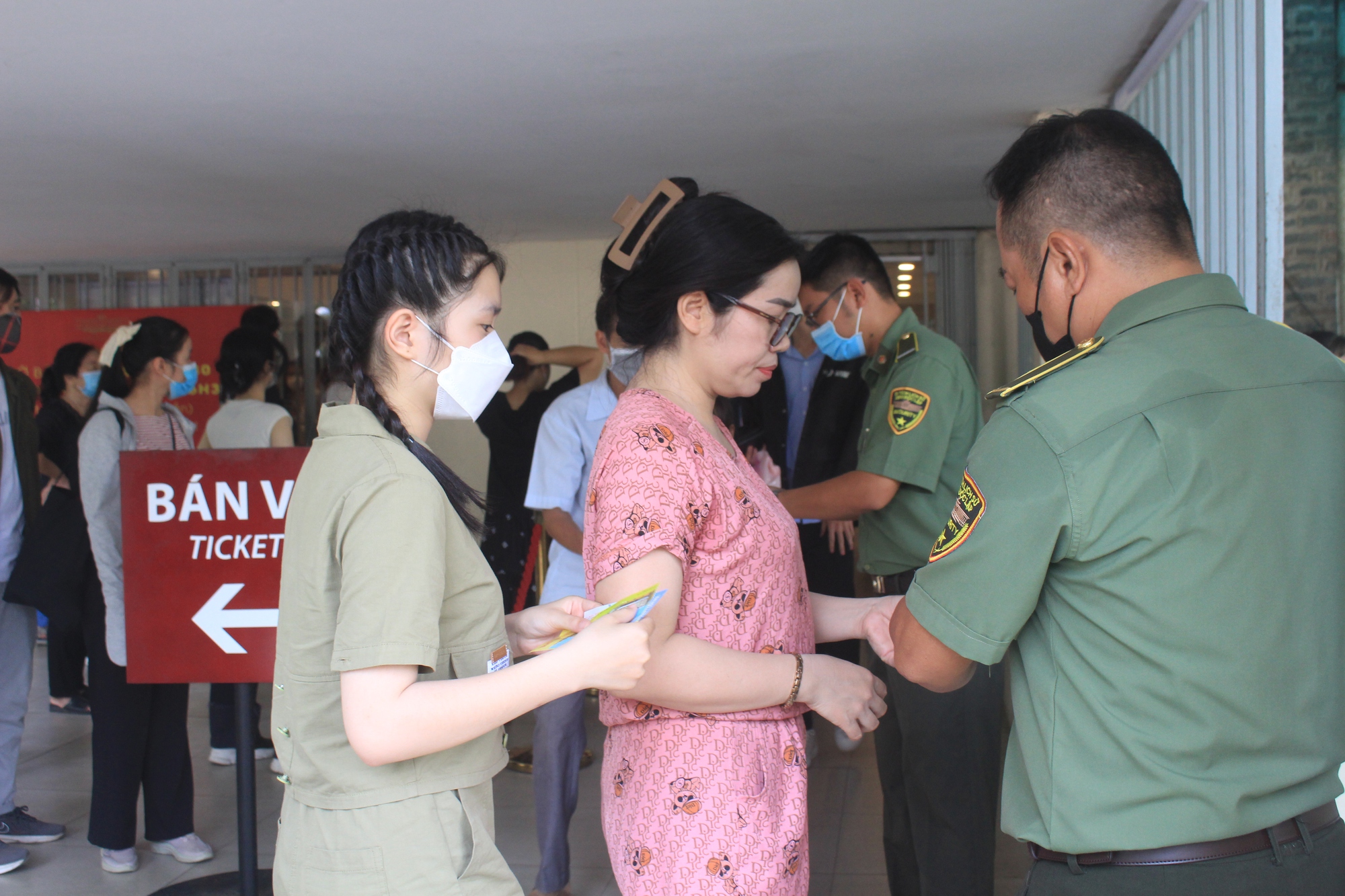 &quot;Biển người&quot; chờ tham quan Dinh Độc Lập ngày 30/4, tới trưa vẫn còn đông nghẹt - Ảnh 6.