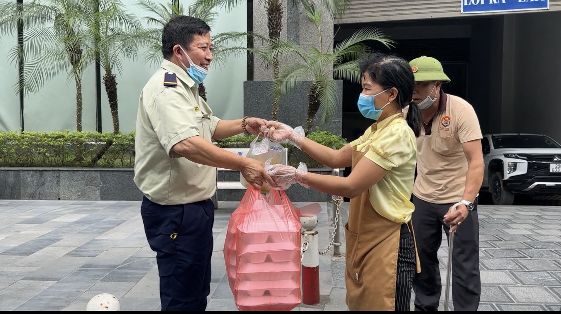 Hơn 6.000 suất cơm yêu thương sẻ chia khó khăn với bệnh nhân nghèo - Ảnh 21.