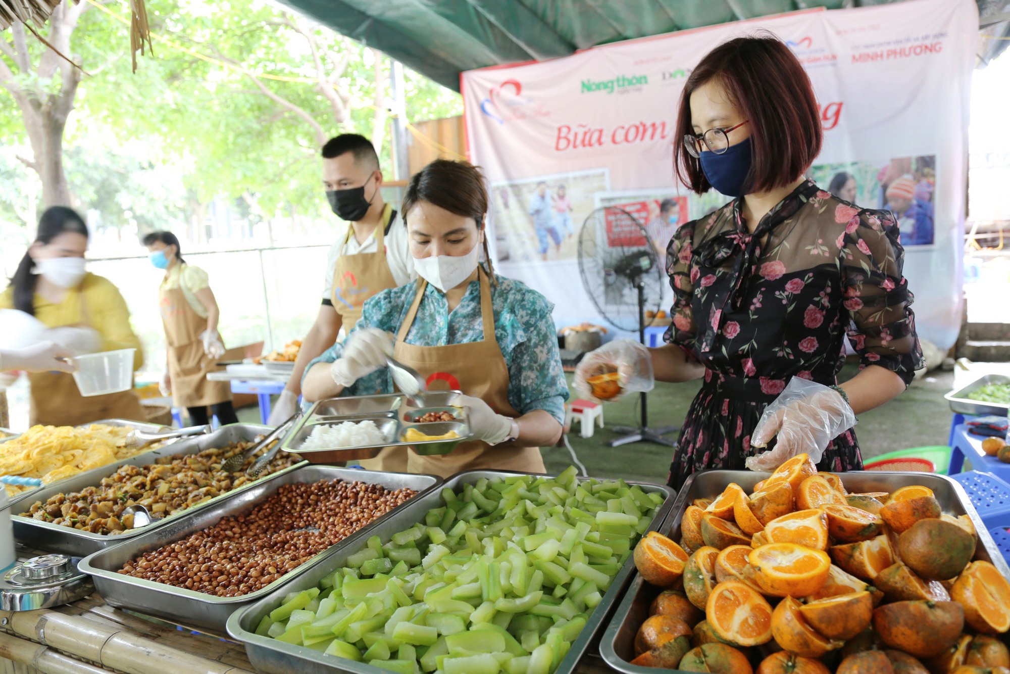 Hơn 6.000 suất cơm yêu thương sẻ chia khó khăn với bệnh nhân nghèo - Ảnh 19.
