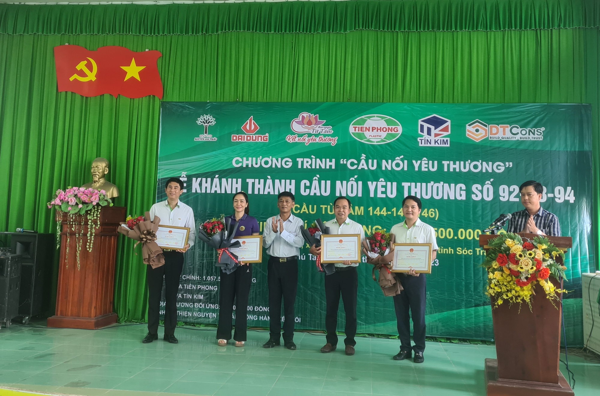 Người dân Sóc Trăng vui sướng khi “Cầu nối yêu thương” số 92-93-94 của Nhựa Tiền Phong được khánh thành - Ảnh 4.