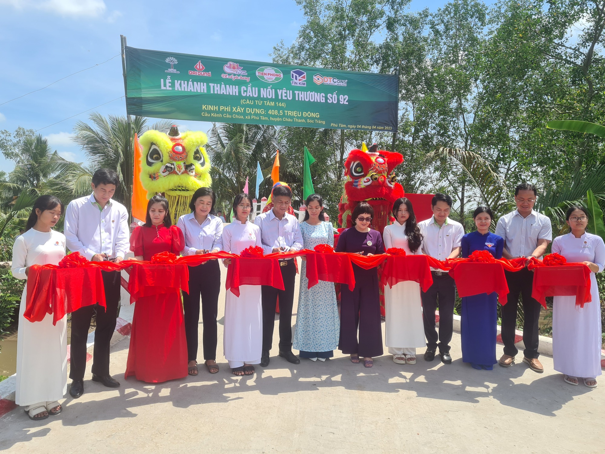 Người dân Sóc Trăng vui sướng khi “Cầu nối yêu thương” số 92-93-94 của Nhựa Tiền Phong được khánh thành - Ảnh 2.