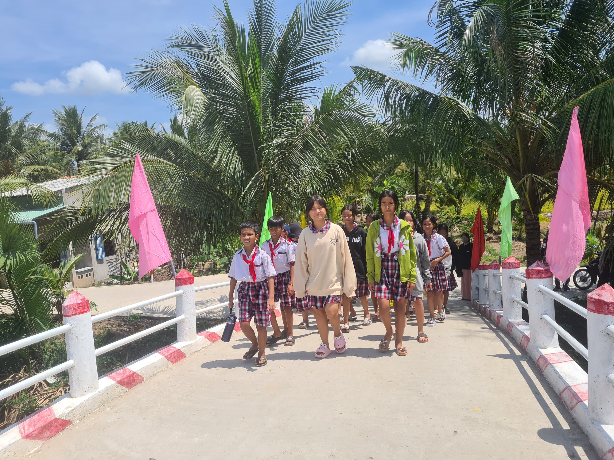 Người dân Sóc Trăng vui sướng khi “Cầu nối yêu thương” số 92-93-94 của Nhựa Tiền Phong được khánh thành - Ảnh 3.