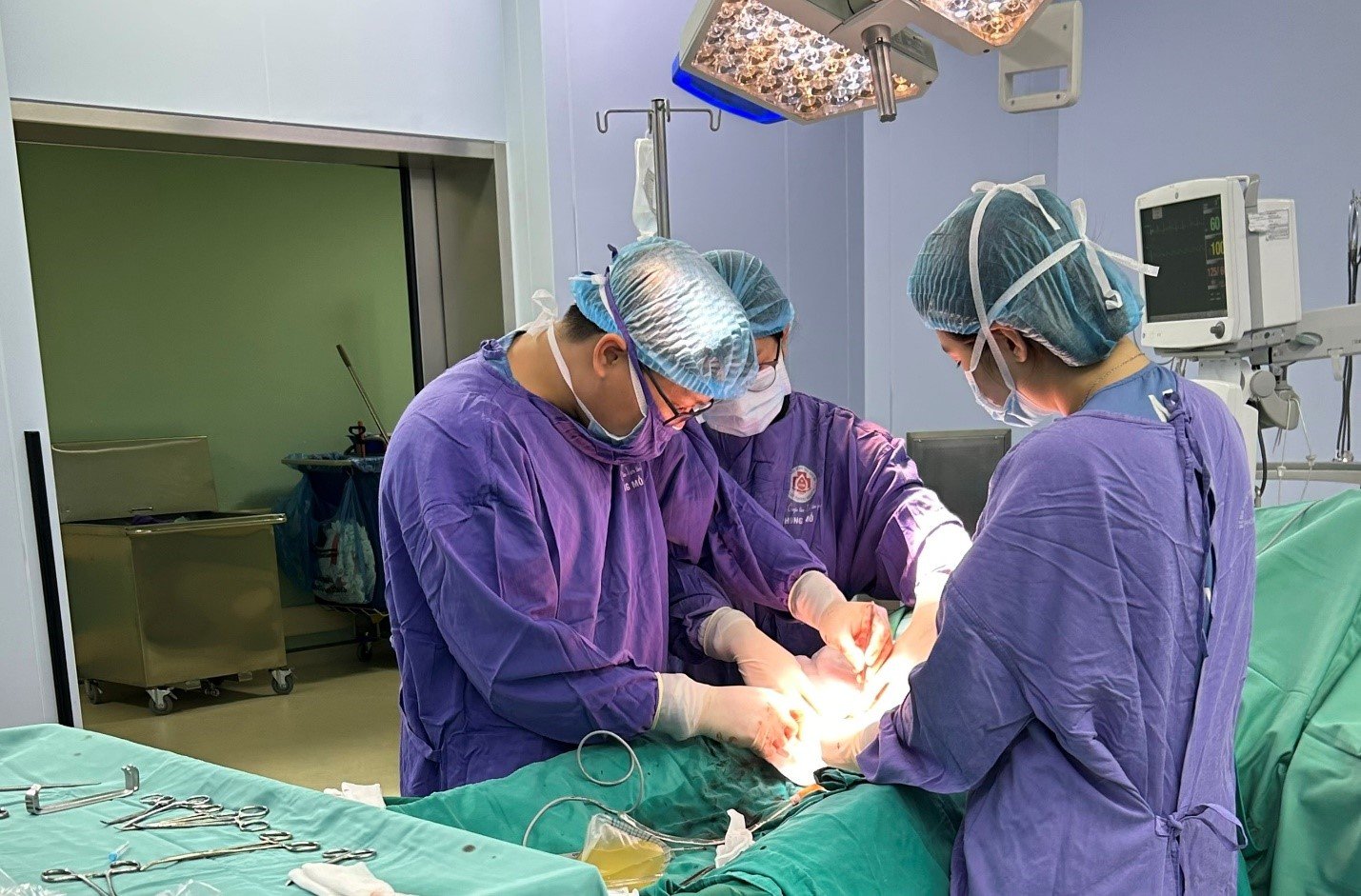 Đang quan hệ tình dục bỗng nghe &quot;cái bụp&quot;, một quý ông ở Hà Nội phải nhập viện gấp - Ảnh 1.