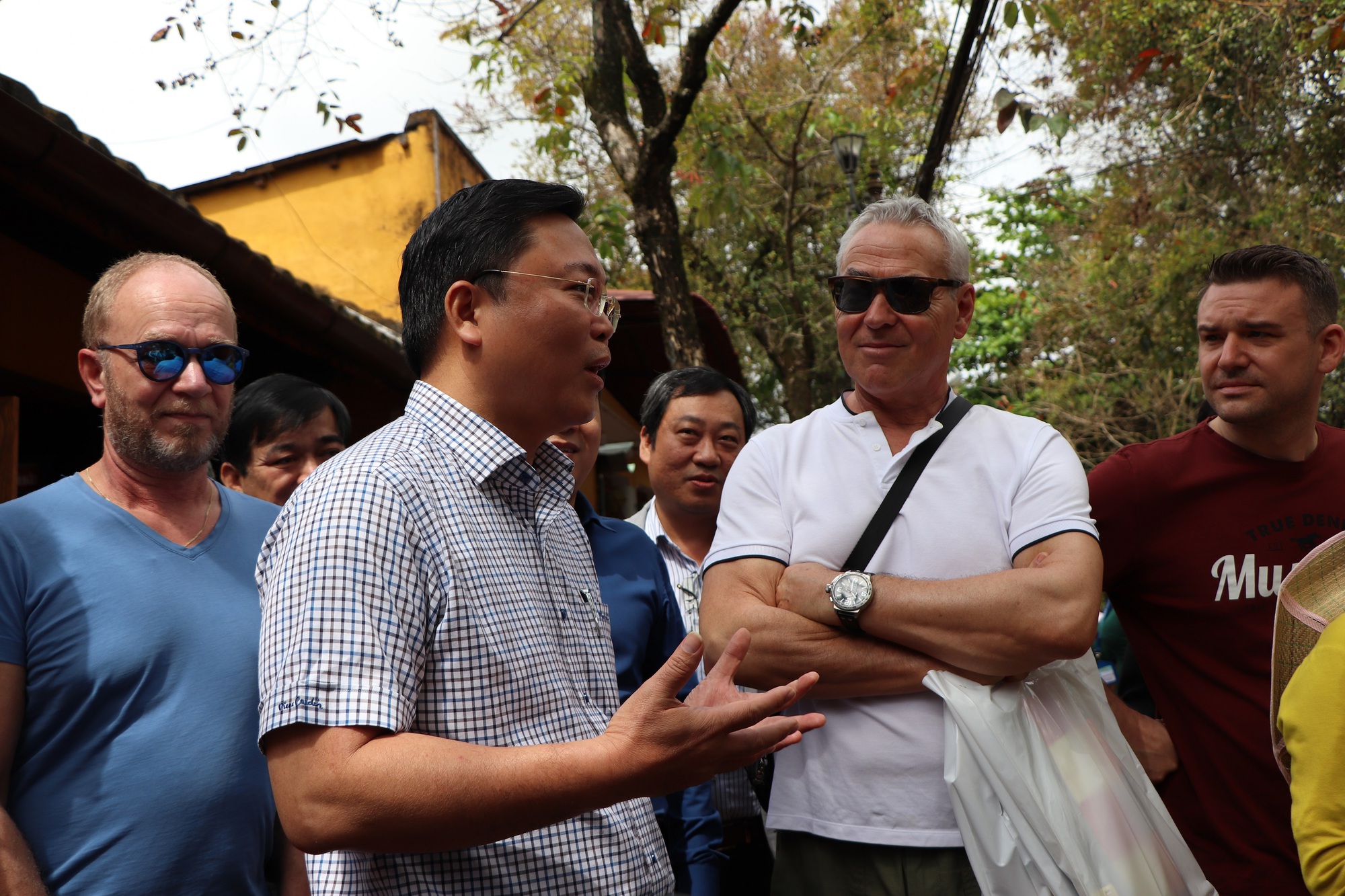 Buộc du khách mua vé vào phố cổ Hội An: &quot;Mới đưa ra phương án và nằm trong dự thảo, chưa thực hiện&quot; - Ảnh 3.