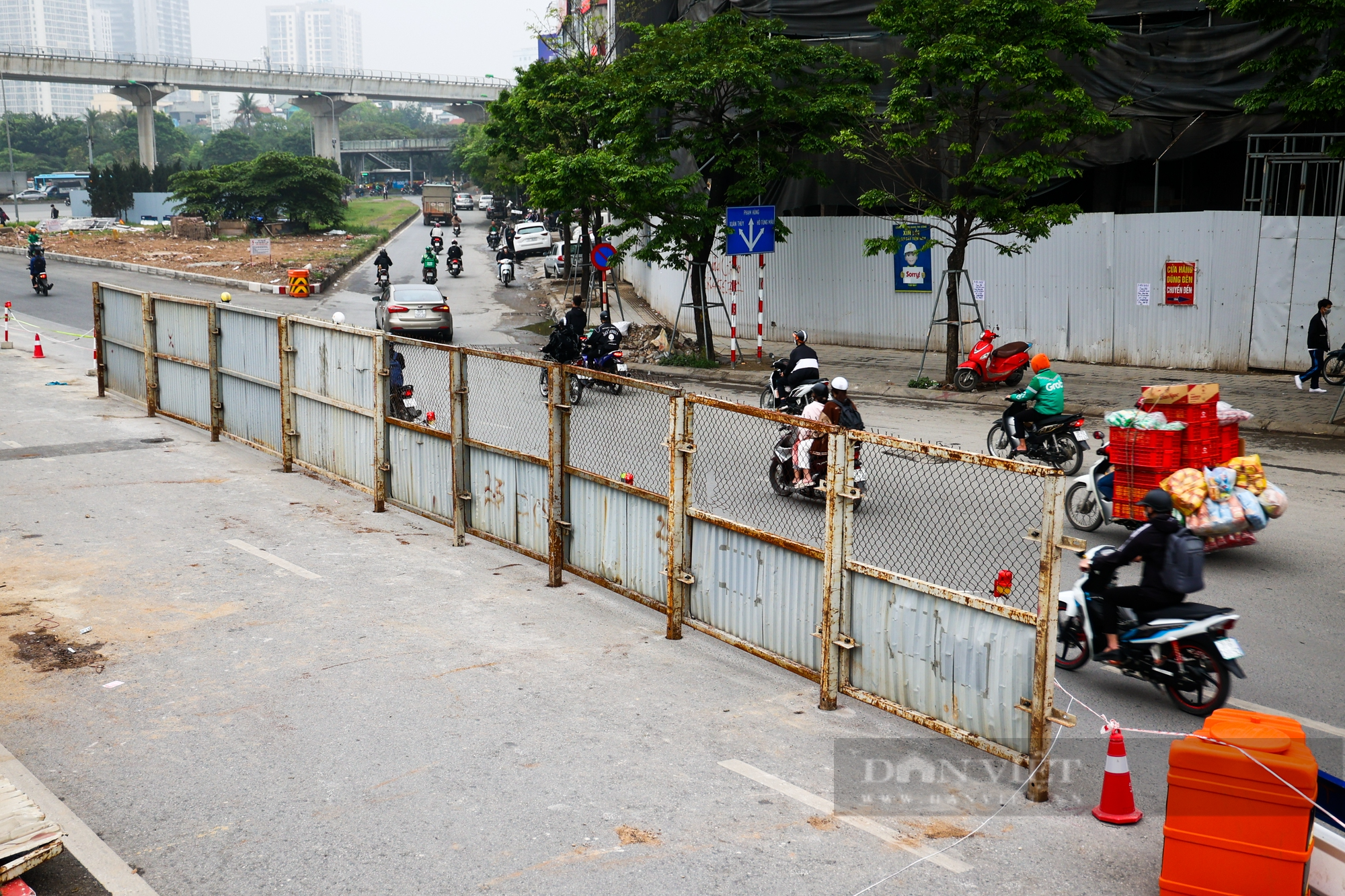 Cận cảnh rào chắn phục vụ thi công 2 cầu vượt thép trị giá 340 tỷ đồng tại nút giao Mai Dịch - Ảnh 4.