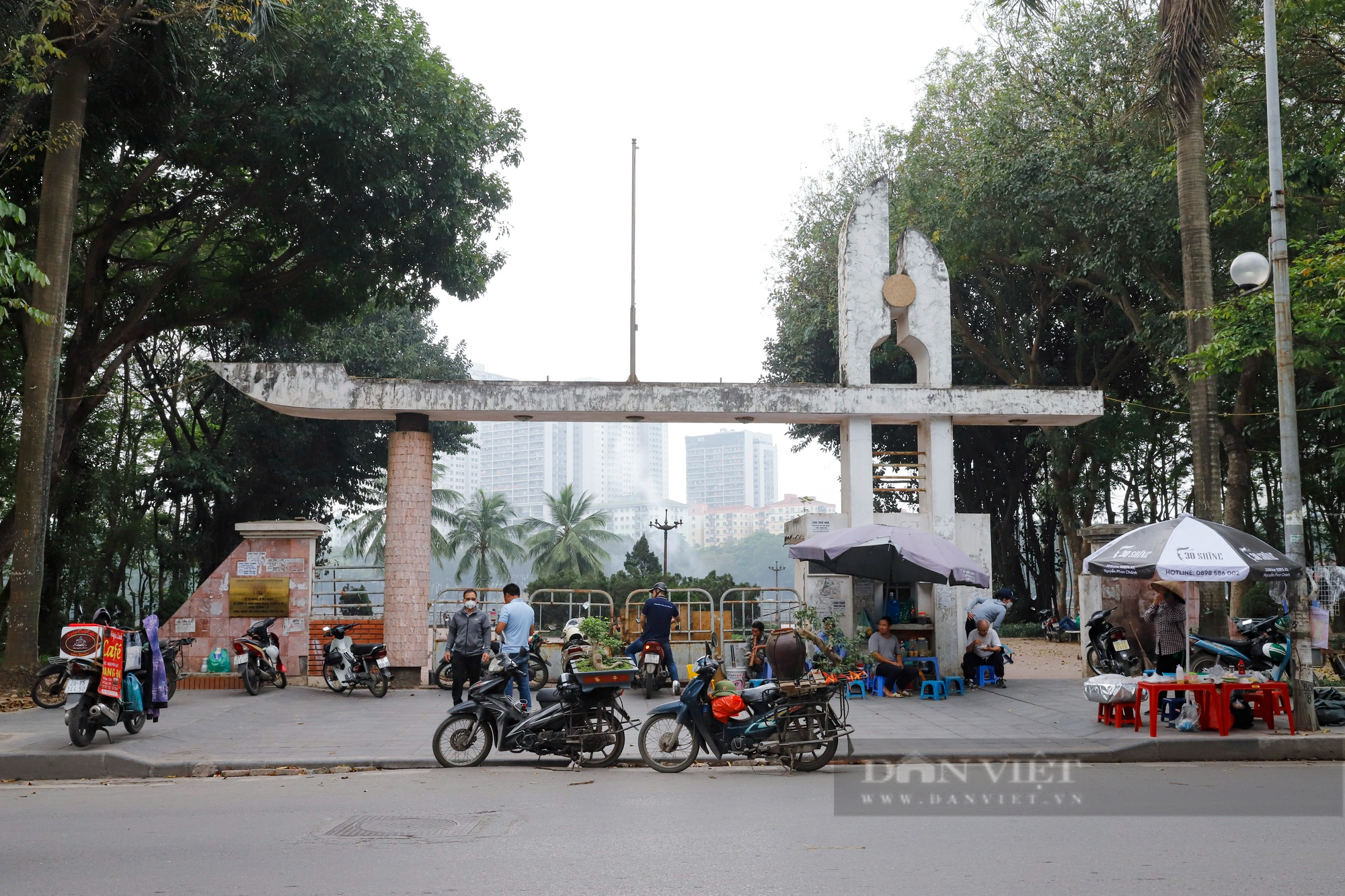 Quán bia và trà đá &quot;xẻ thịt&quot; công viên 6000 m2 tại bán đảo phía Nam Hà Nội - Ảnh 1.