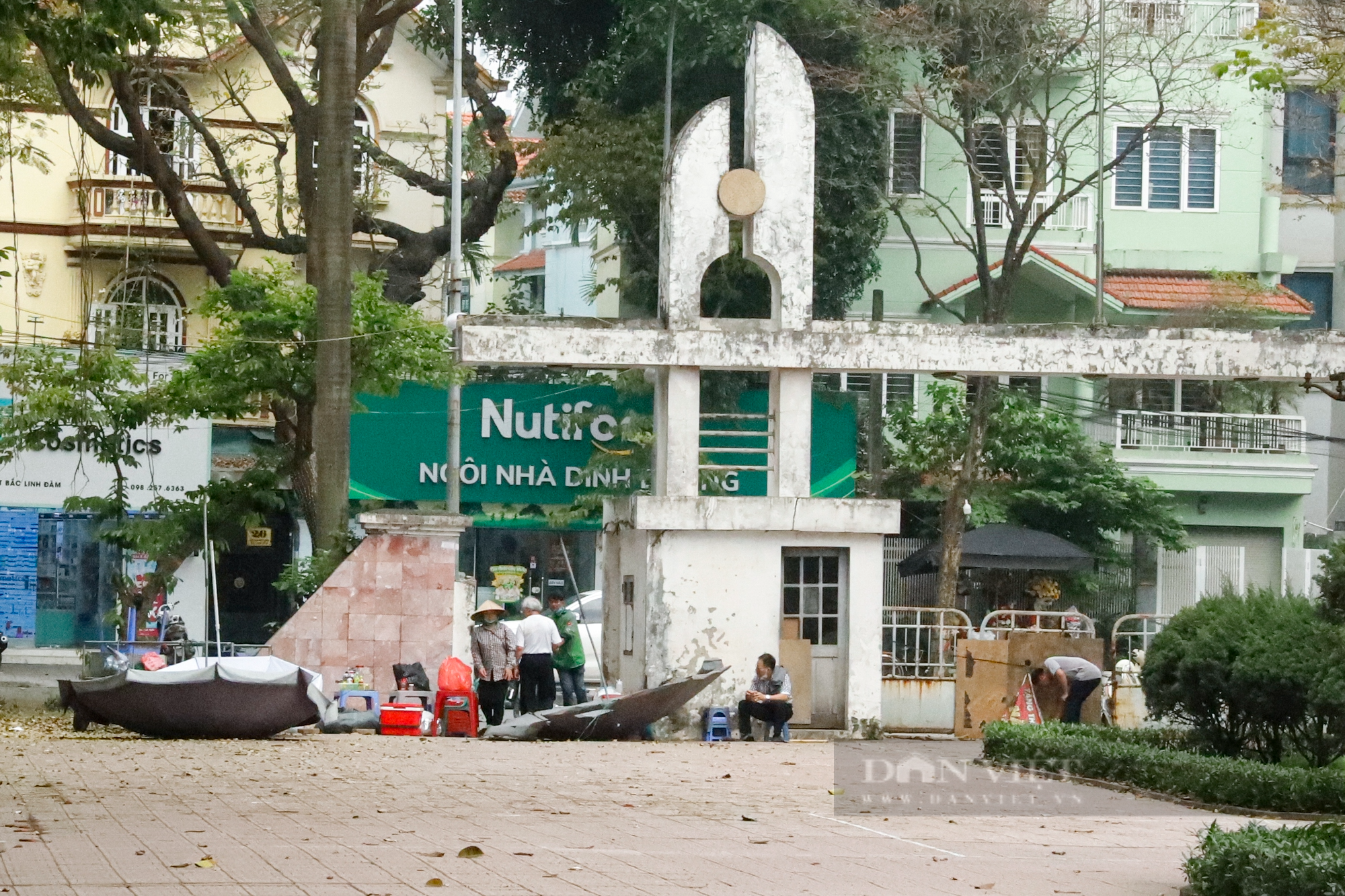 Quán bia và trà đá &quot;xẻ thịt&quot; công viên 6000 m2 tại bán đảo phía Nam Hà Nội - Ảnh 2.