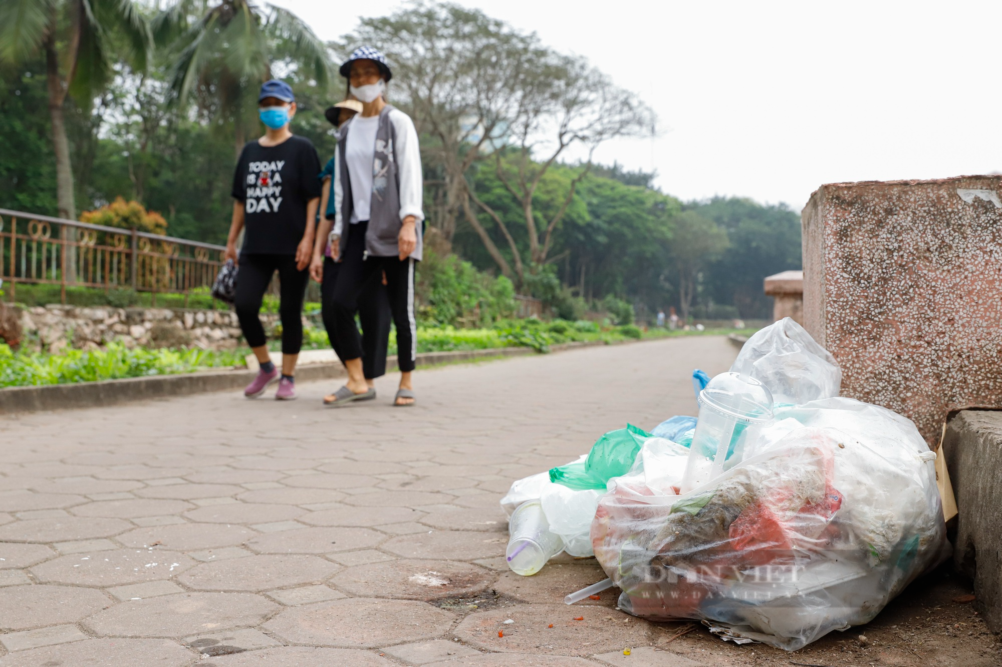 Quán bia và trà đá &quot;xẻ thịt&quot; công viên 6000 m2 tại bán đảo phía Nam Hà Nội - Ảnh 10.
