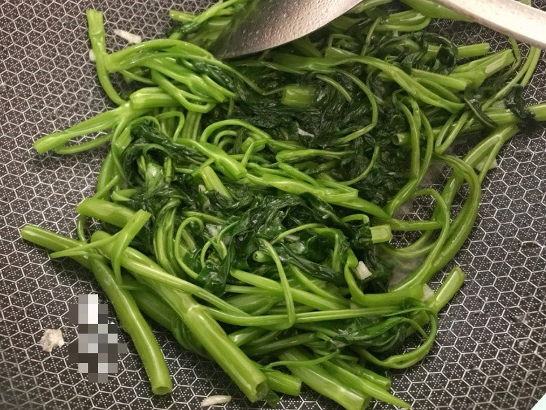 Xào rau muống nhớ kỹ “1 ngâm, 3 không” rau xanh mướt mườn mượt, giòn ngon không kém ngoài hàng - Ảnh 3.