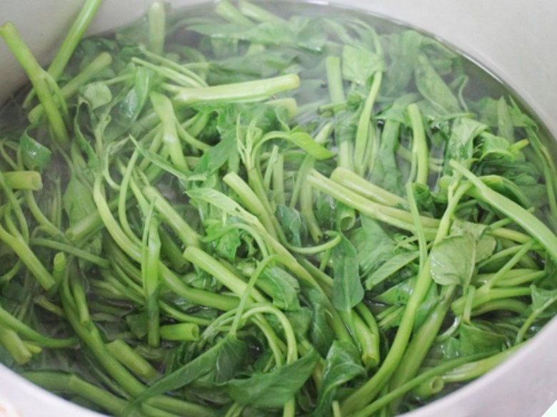 Xào rau muống nhớ kỹ “1 ngâm, 3 không” rau xanh mướt mườn mượt, giòn ngon không kém ngoài hàng - Ảnh 2.