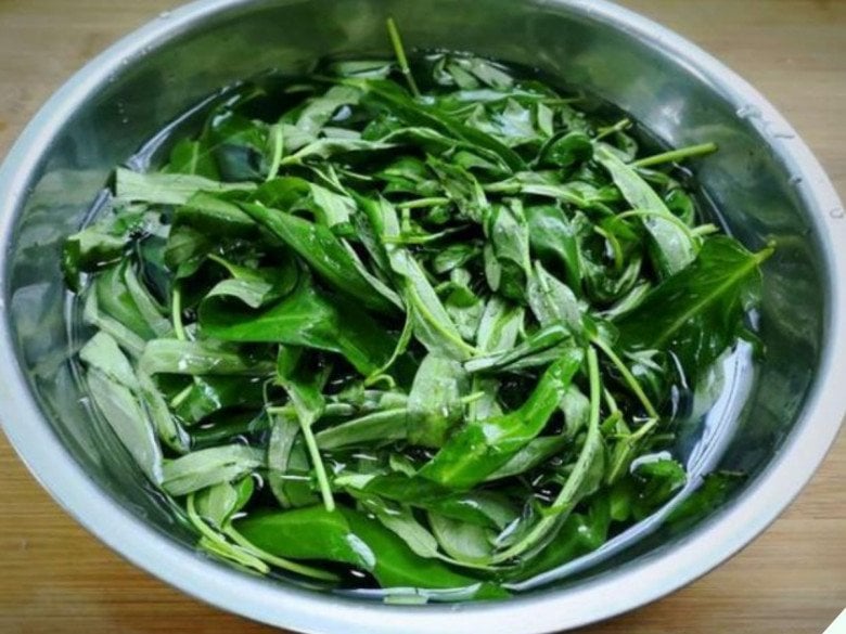 Xào rau muống nhớ kỹ “1 ngâm, 3 không” rau xanh mướt mườn mượt, giòn ngon không kém ngoài hàng - Ảnh 4.