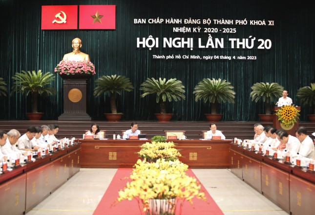 Bí thư TP.HCM đề nghị làm rõ nguyên nhân khiến chỉ số kinh tế tăng trưởng thấp - Ảnh 2.