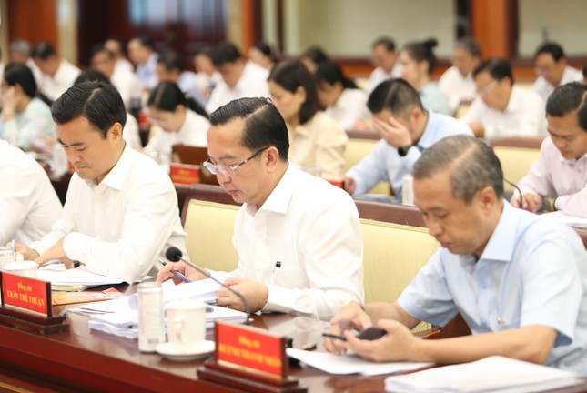 Bí thư TP.HCM đề nghị làm rõ nguyên nhân khiến chỉ số kinh tế tăng trưởng thấp - Ảnh 4.